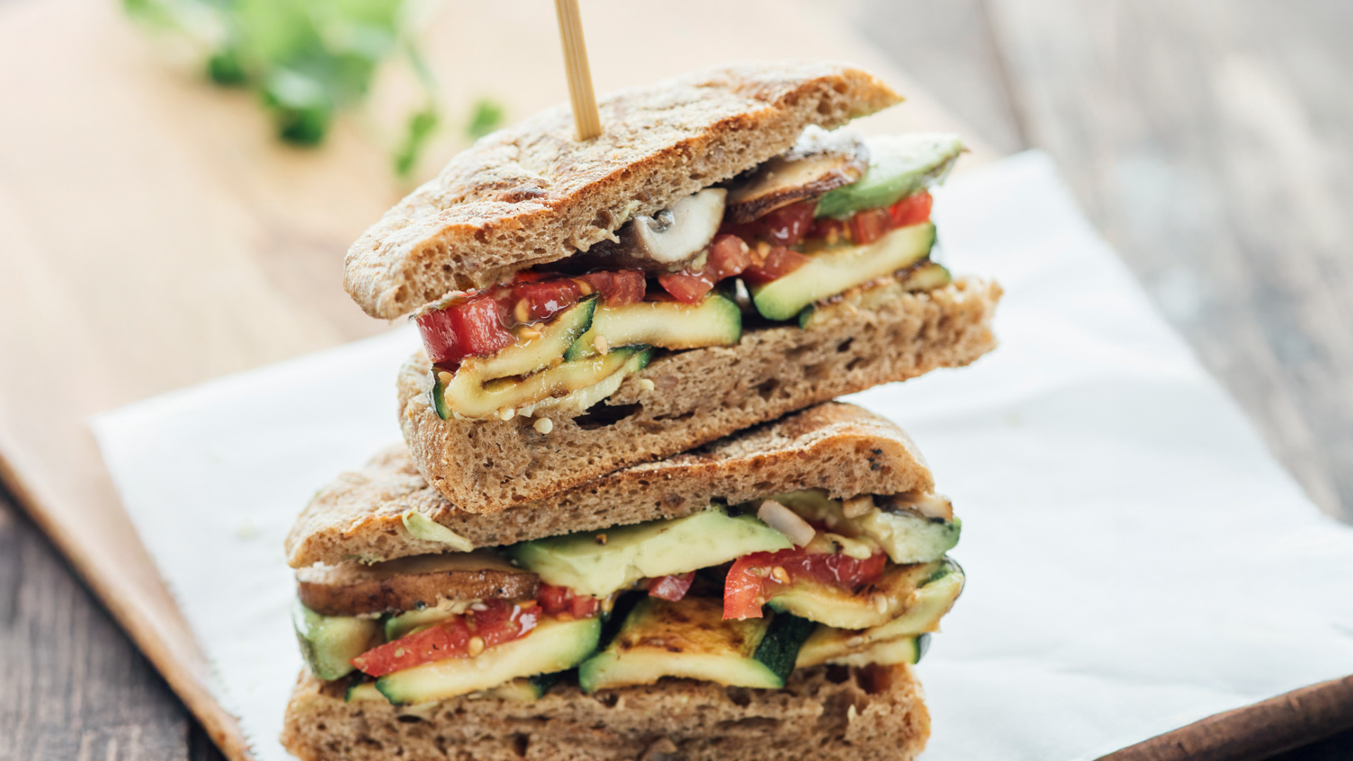 Gestapeltes Vollkorn-Sandwich mit Zucchini, Tomaten, Avocado, Pilzen.