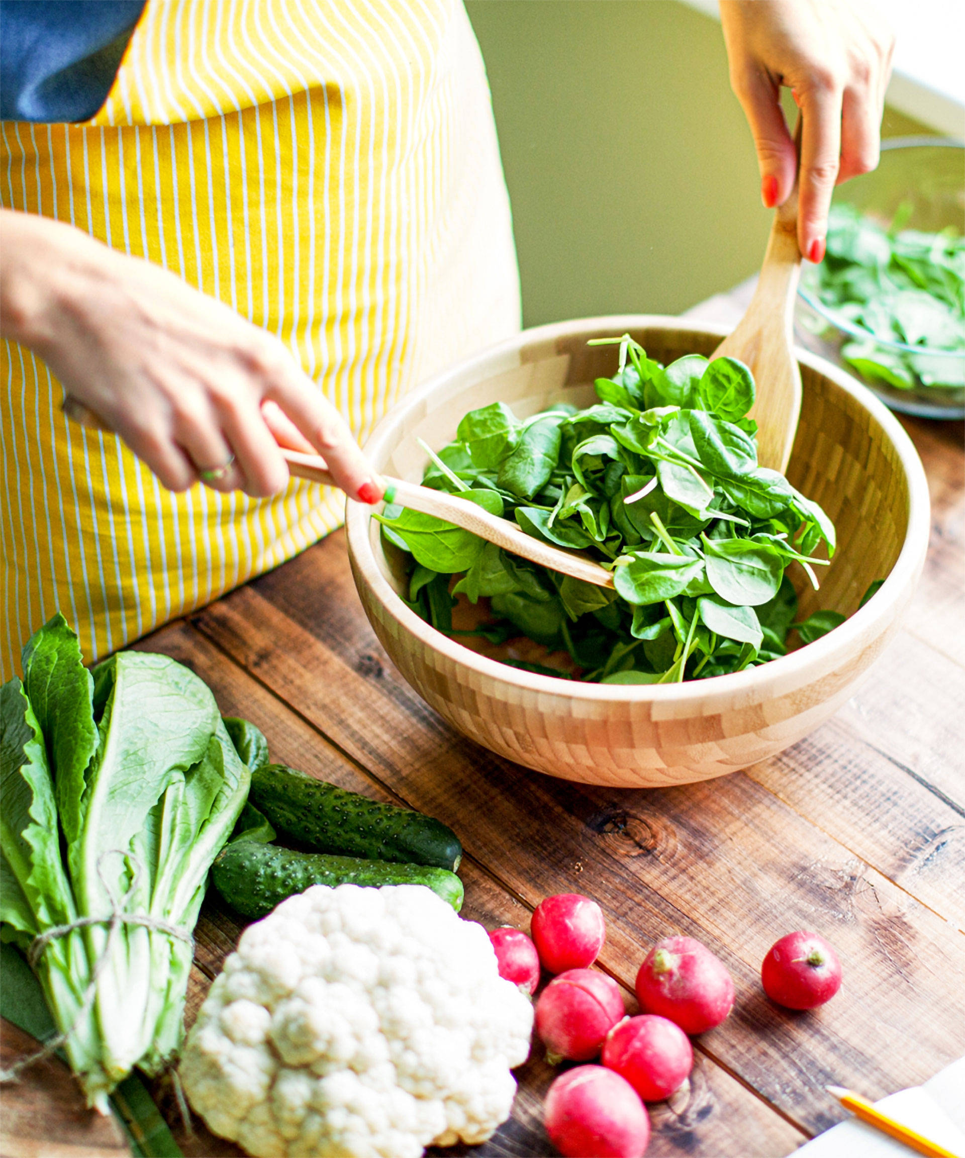 Eine Frau bereitet einen Salat zu.
