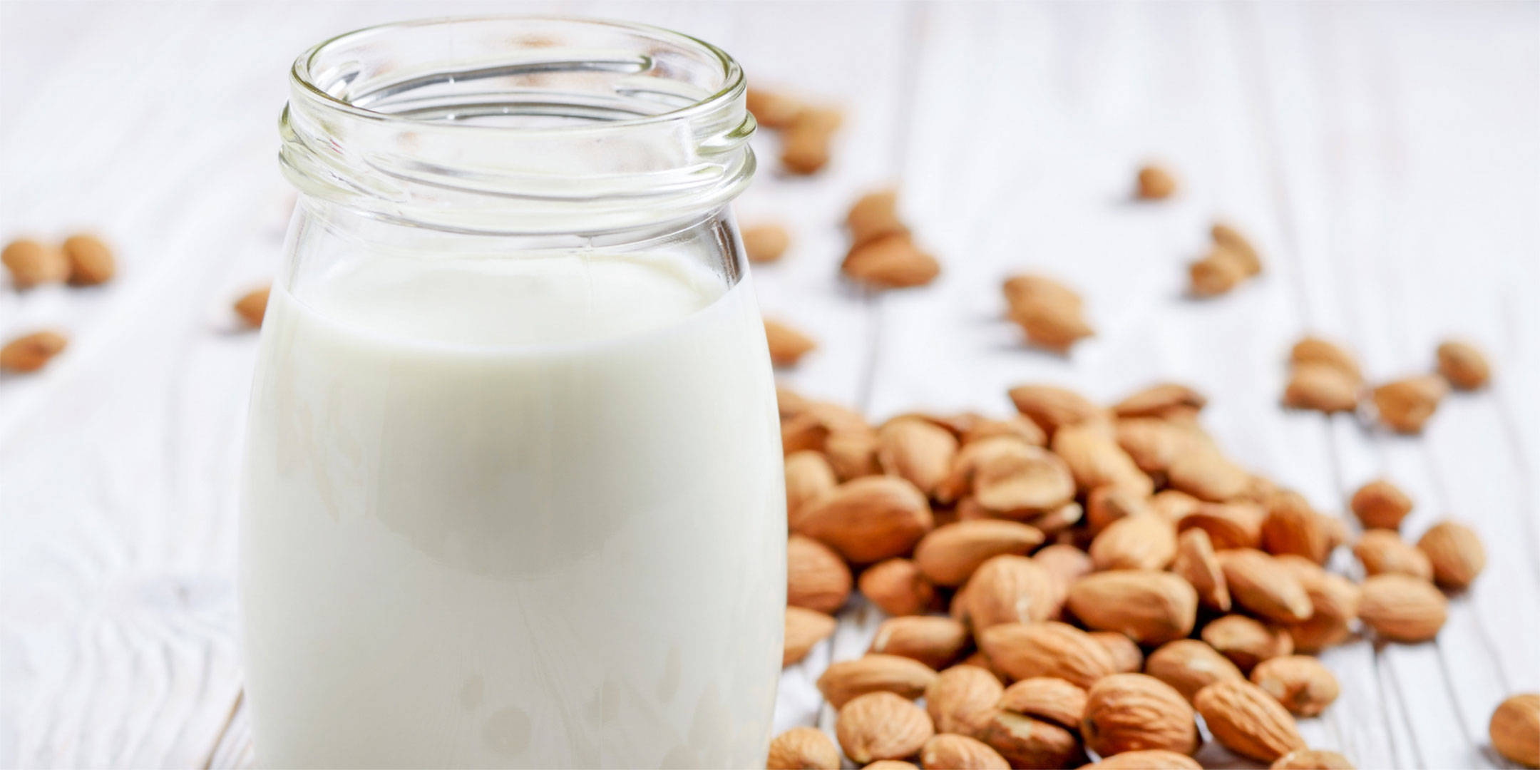 Mandeln und ein Glas Milch.