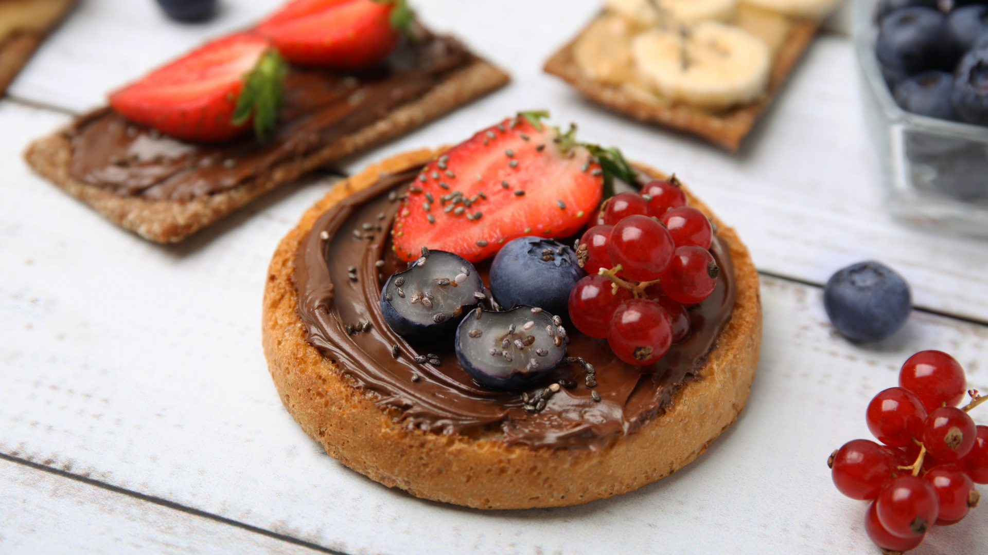 Toast mit Schokoaufstrich und frischen Beeren.
