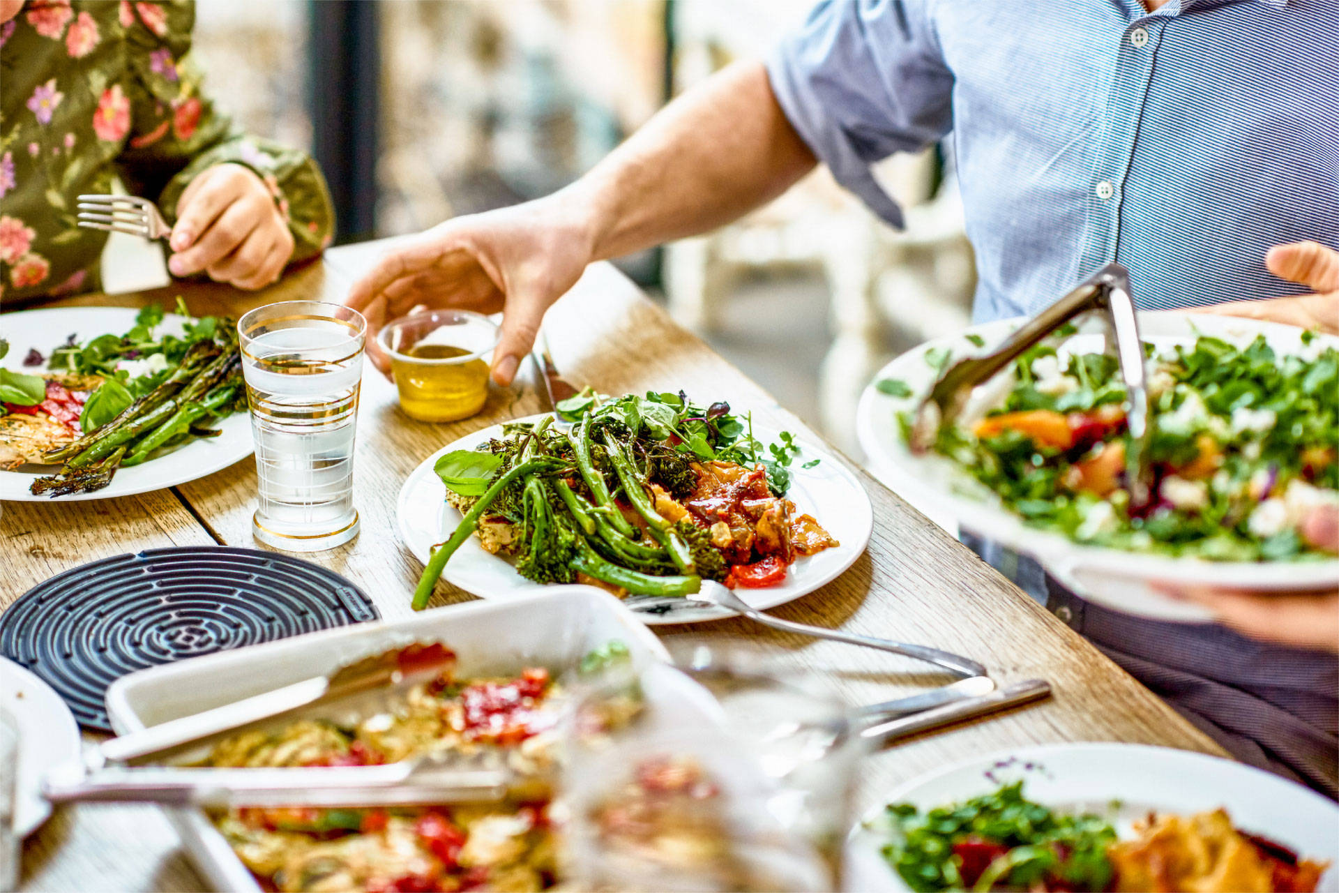 Auf einem Tisch stehen viele vegetarische Gerichte.
