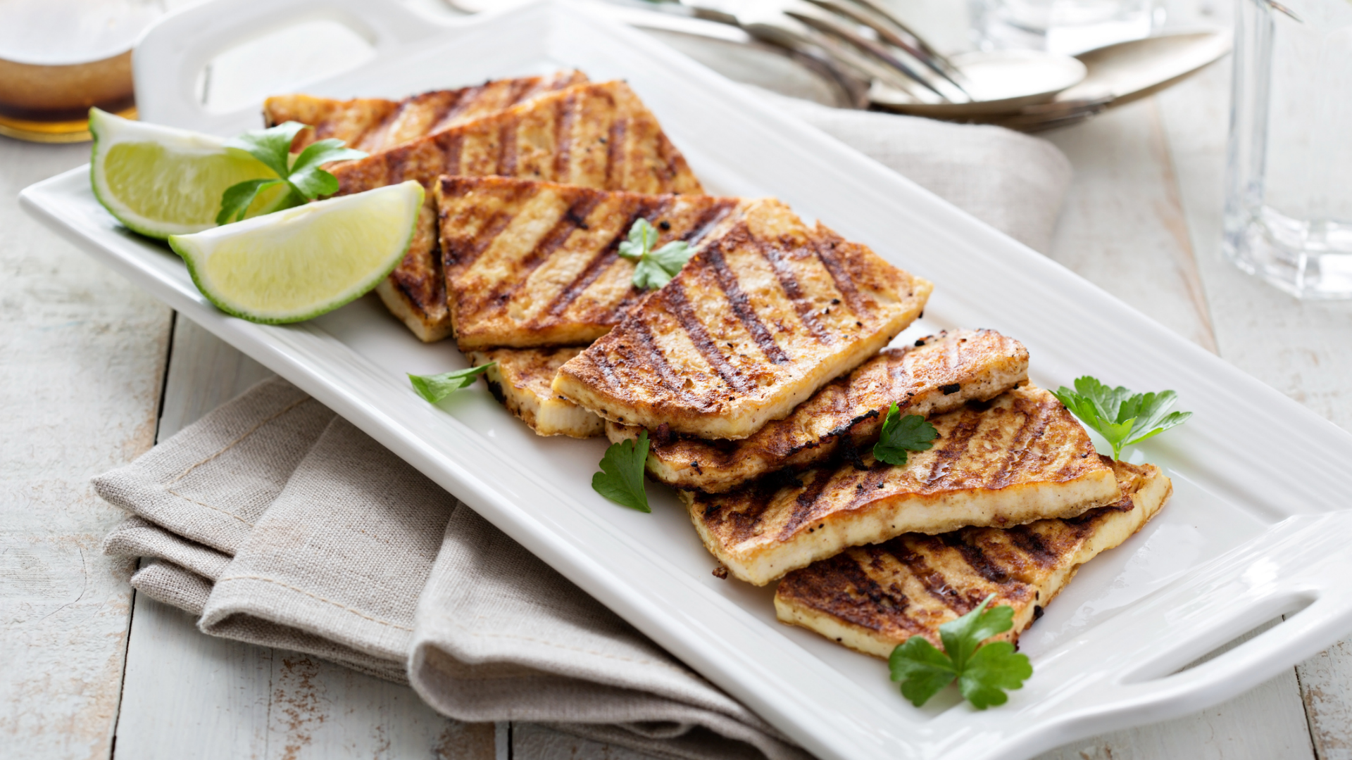 Vegetarische Grillkäsescheiben mit Limette und Petersilie.