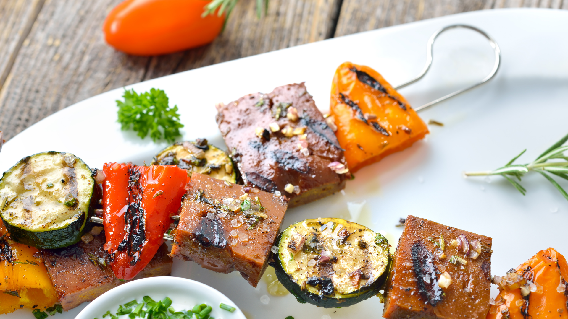 Bunte Grillspieße mit Gemüse und vegetarischen Stücken.