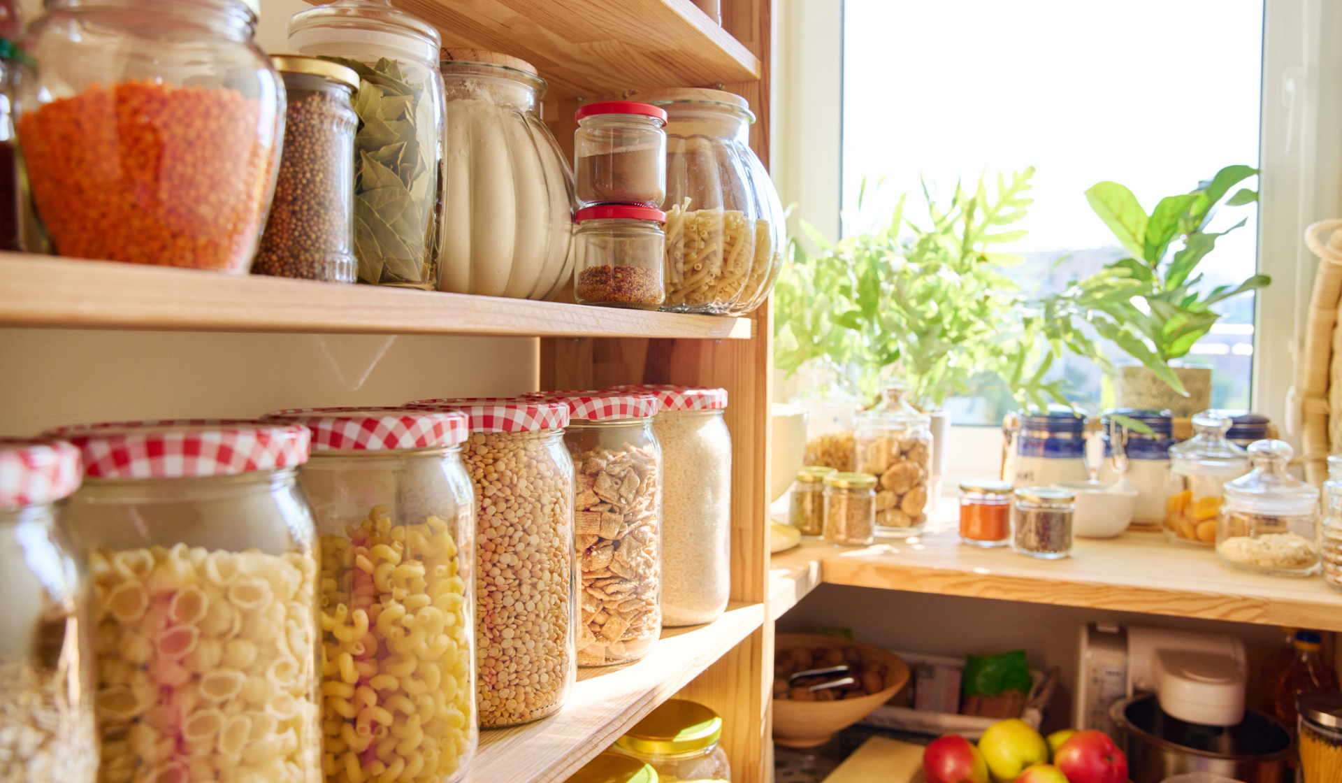Eine Vorratskammer mit trockenen Lebensmitteln in Gläser auf Regalbrettern.