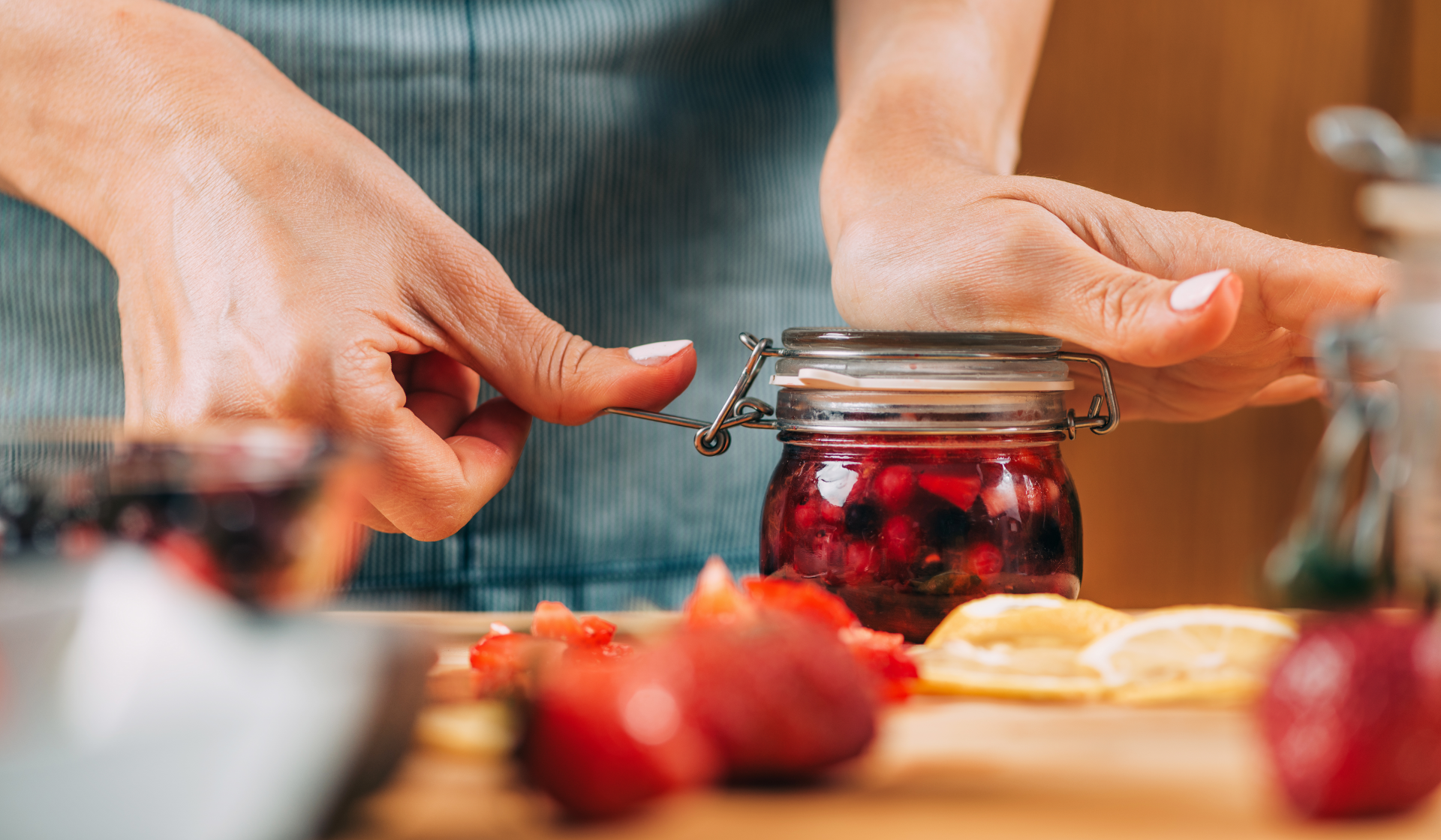 Hände verschließen ein Einmachglas.