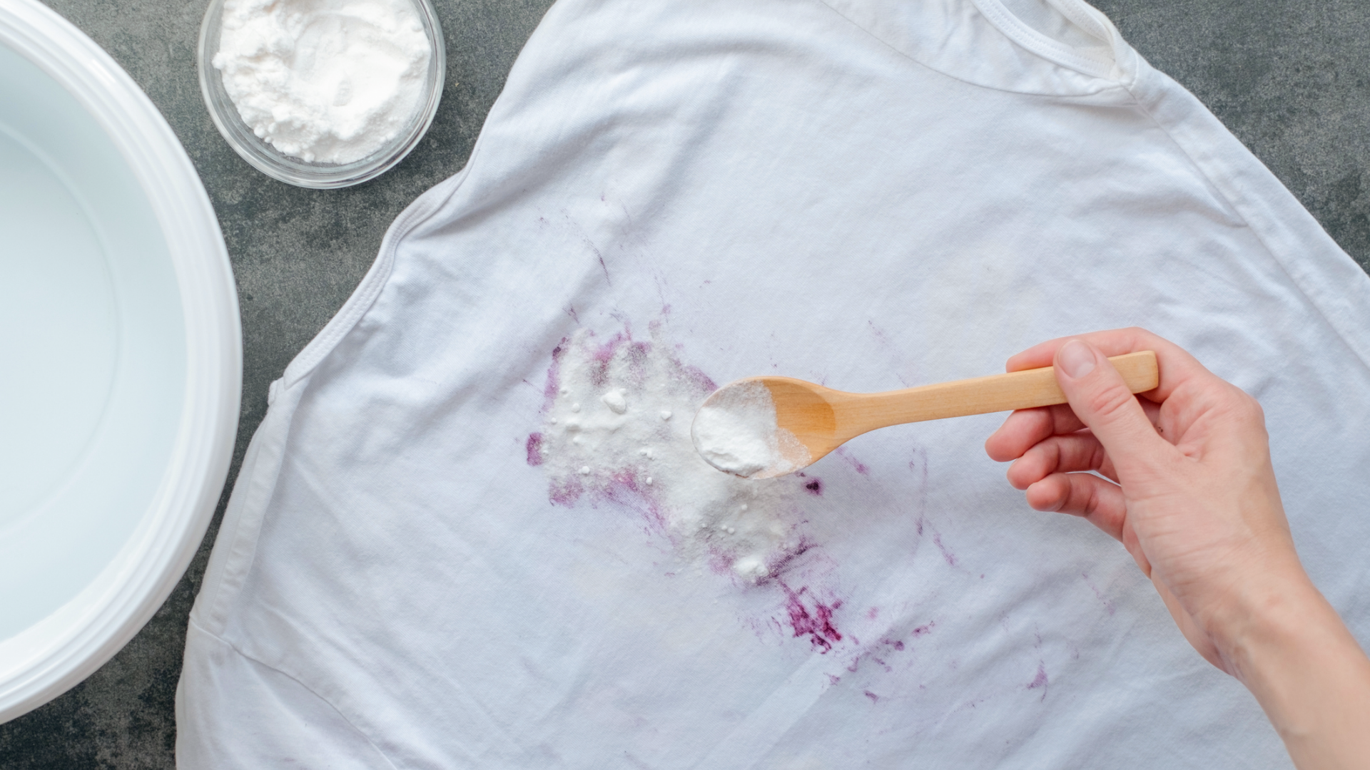 Pulver wird mit Löffel auf roten Fleck gestreut.