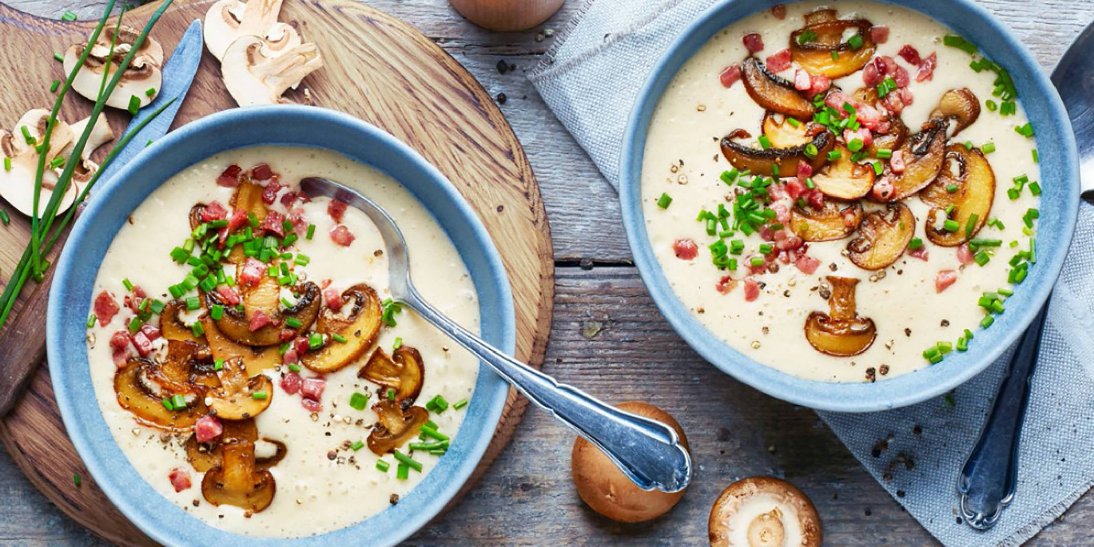 Cremige Pilzsuppe mit Speck und Schnittlauch.