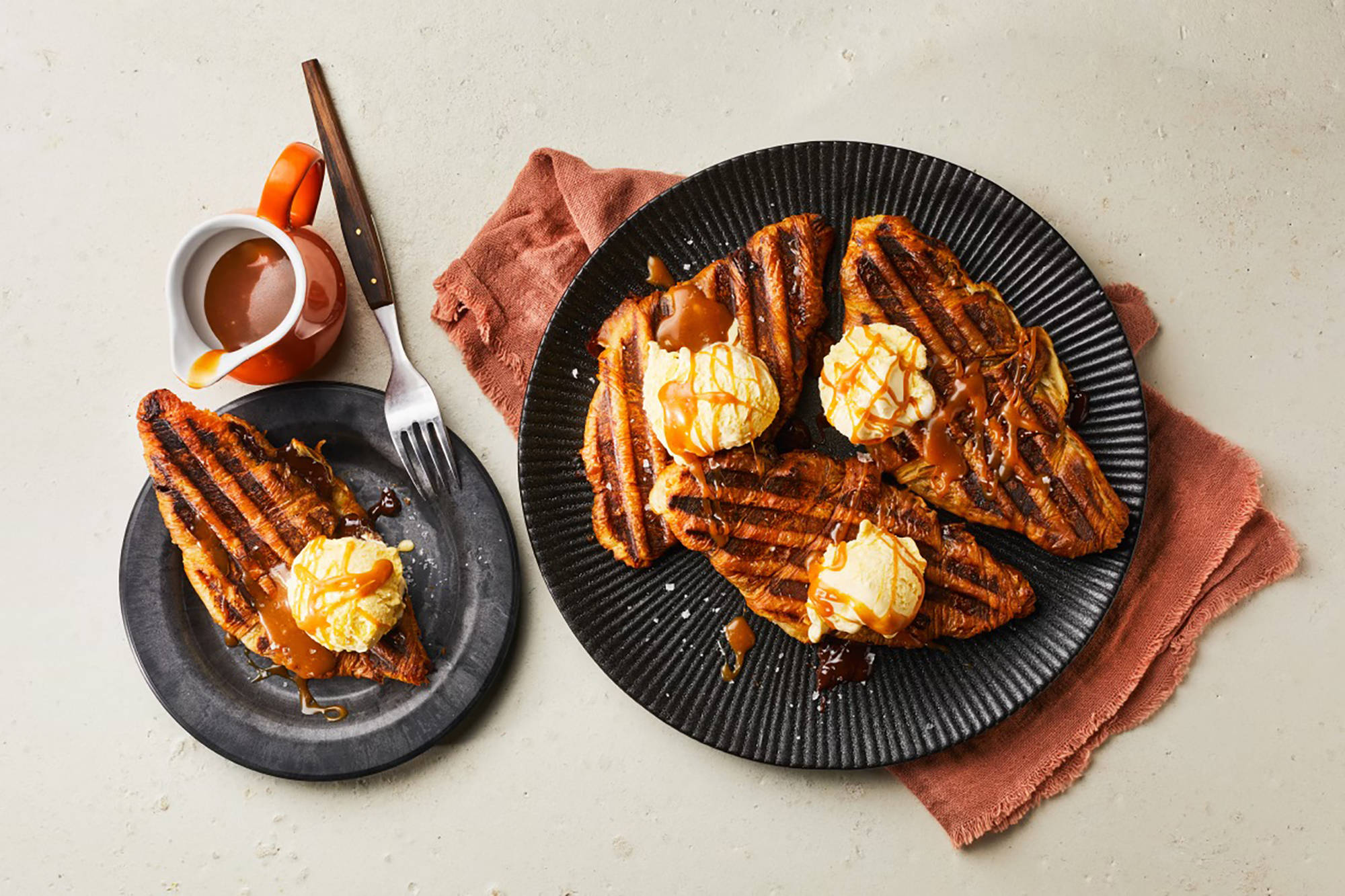 Gegrillte Croissants mit Eis und Karamellsauce.