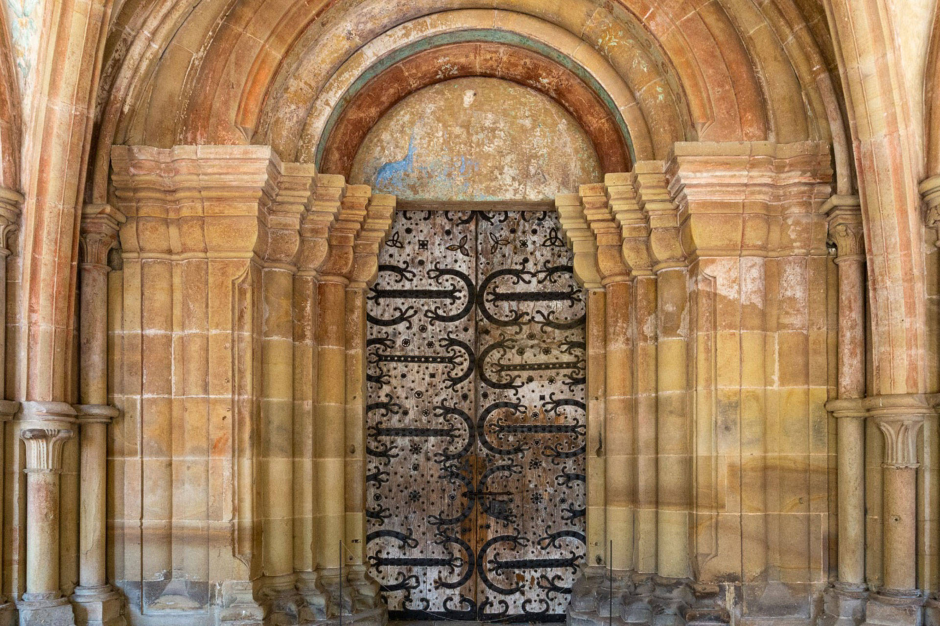 Gotisches Tor von Kloster Maulbronn mit verzierten Eisenbeschlägen.