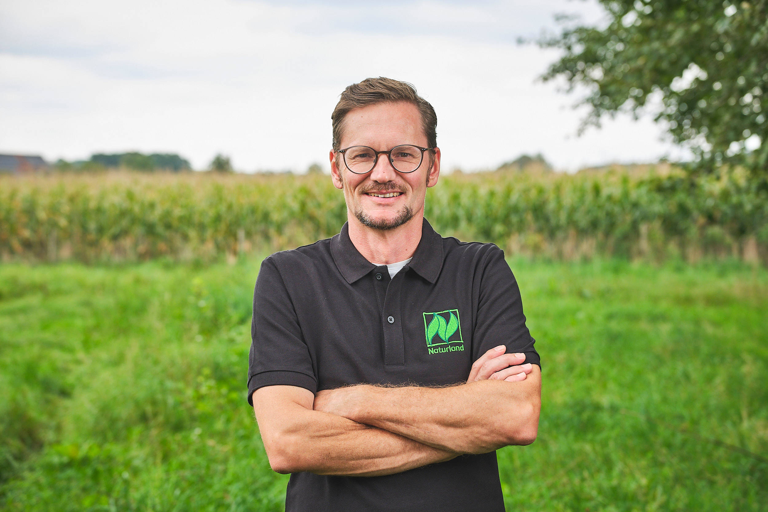 Naturland-Landwirt Stefan Berthold vor seinem Feld