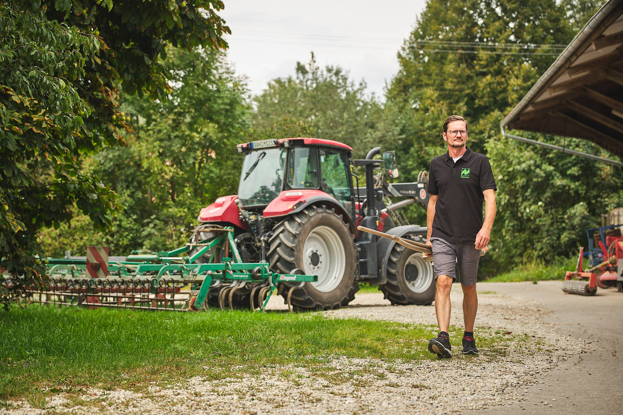 Landwirt Stefan Berthold vor einem Traktor.