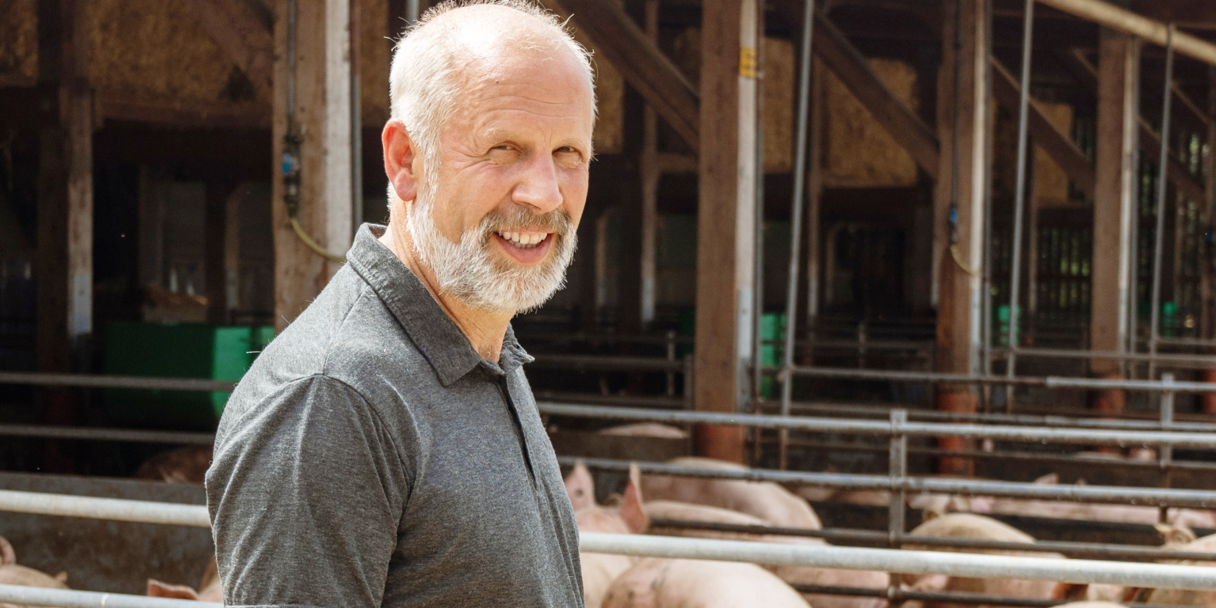 Landwirt Reinhard Brunner steht vor dem Schweinestall.