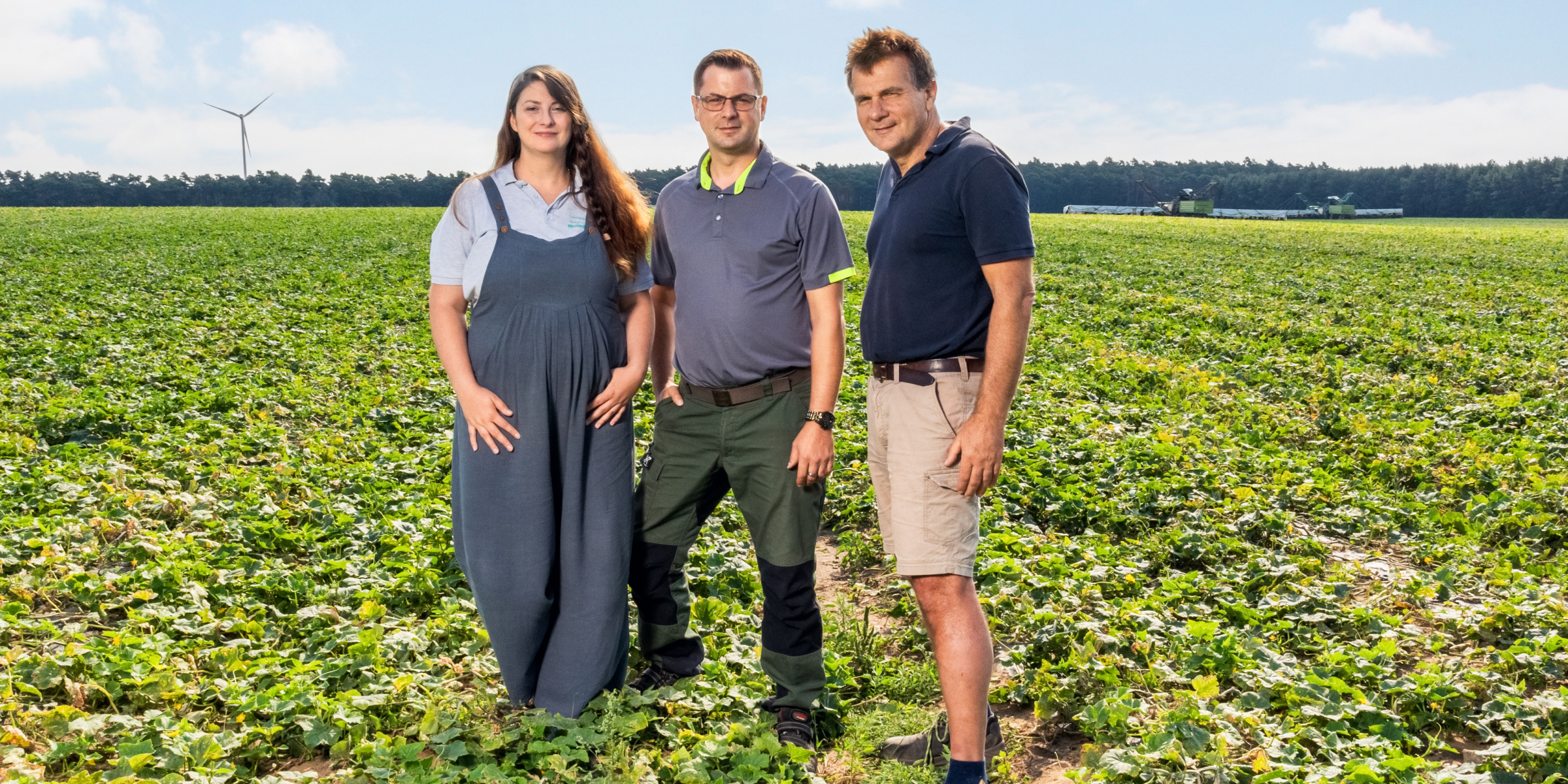 Familie Frehn gemeinsam vor den Feldern ihres Biohofs.
