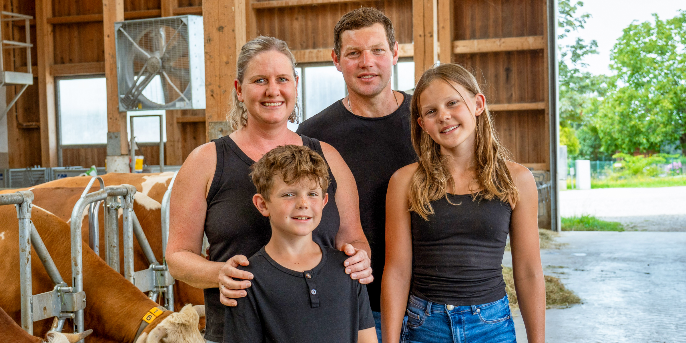 Familie Gimpl zusammen im Stall.