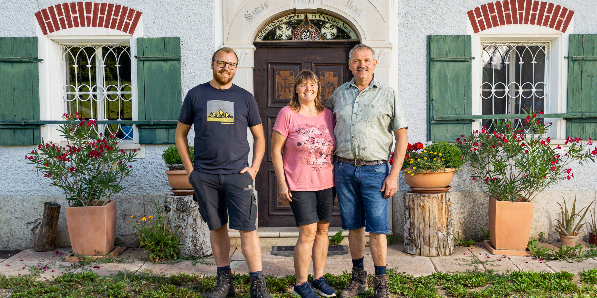 Familie Gruber steht vor ihrem Hofeingang.