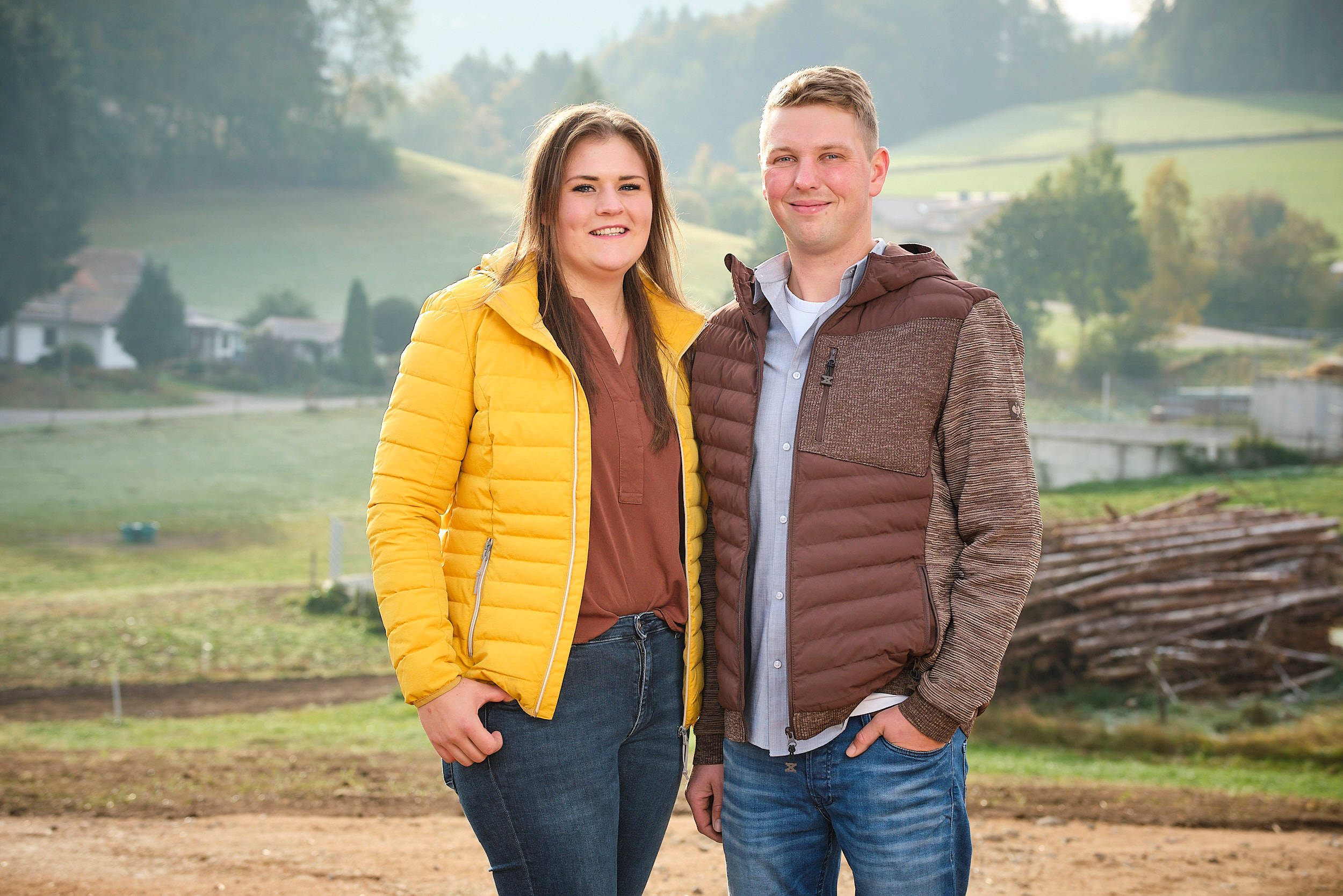 Die Naturland-Landwirte Heuberger stehen vor ihrem Hof.