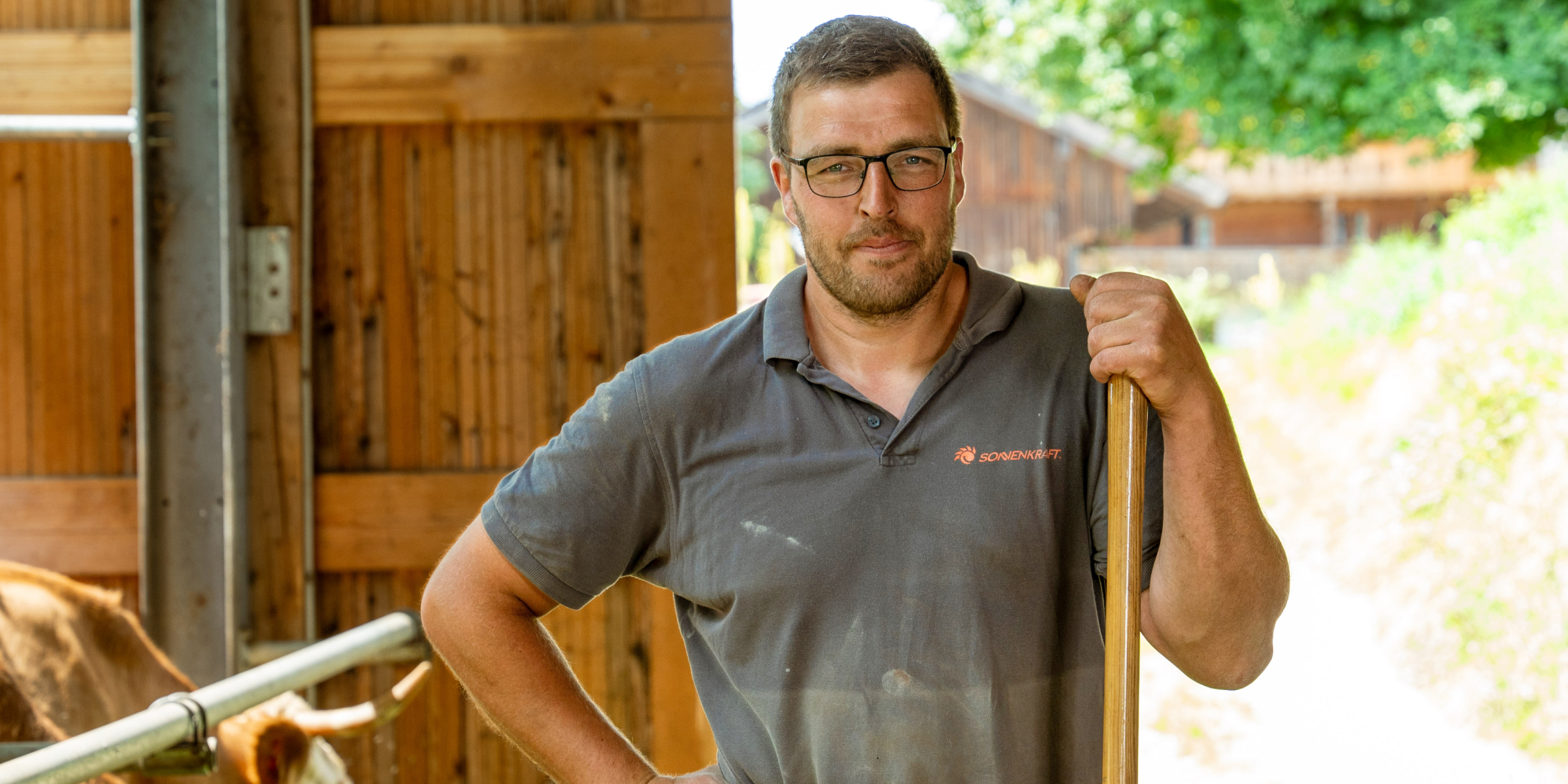 Familie Edmaier steht gemeinsam vor ihrem Biohof.