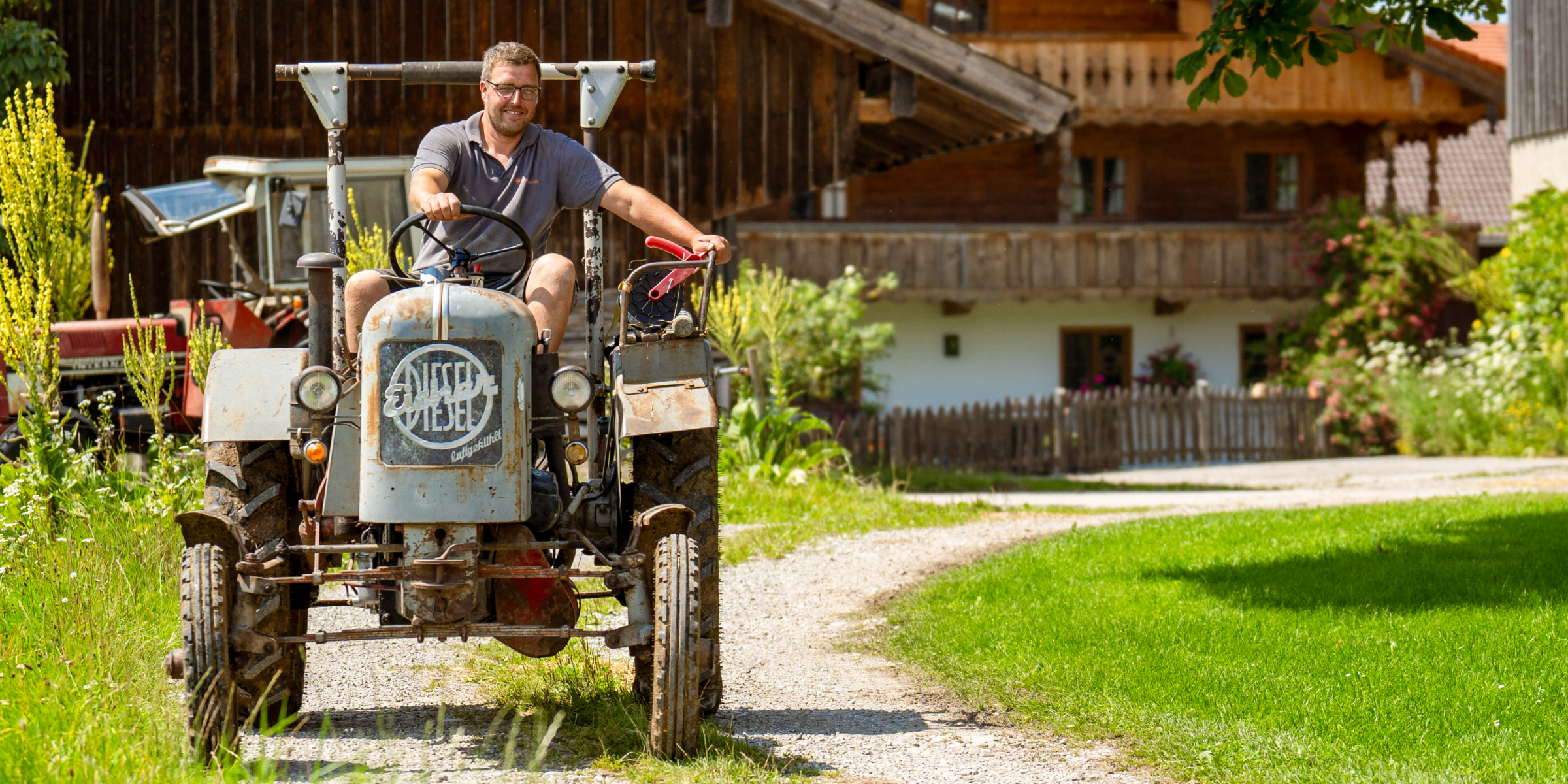 Florian Kreitmair fährt auf dem Traktor.