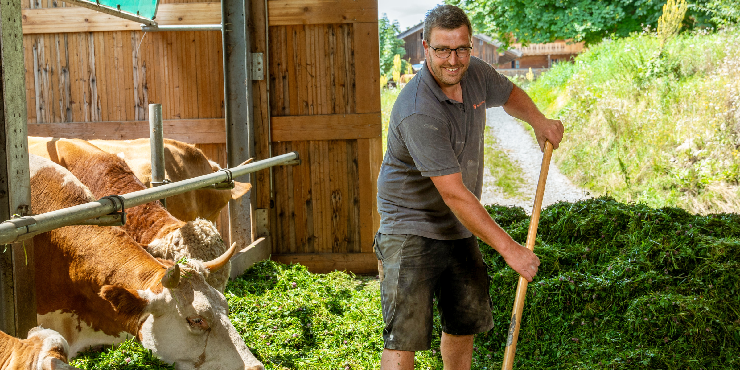 Florian Kreitmair beim Misten des Kuhstalls.
