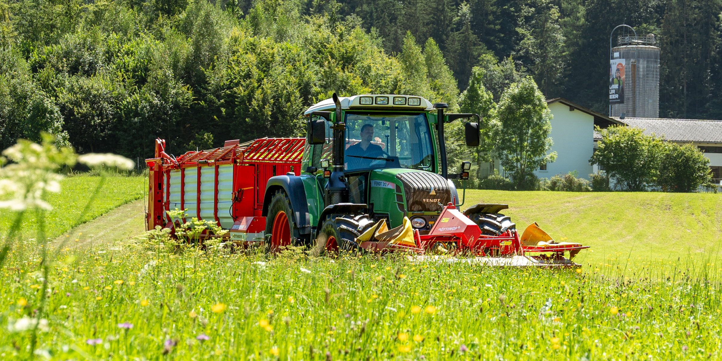 Tracktor fährt über die Felder.