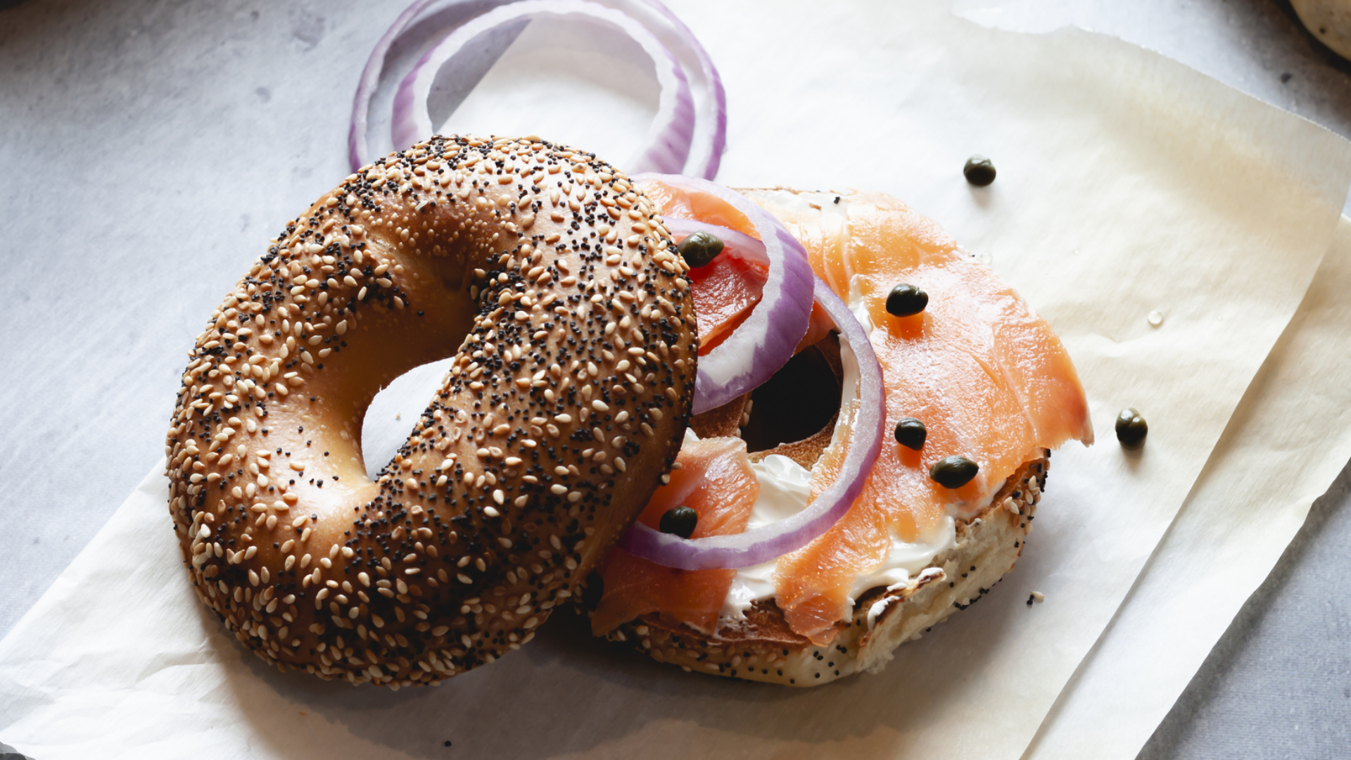Bagel mit Lachs, Frischkäse, Zwiebeln und Kapern.