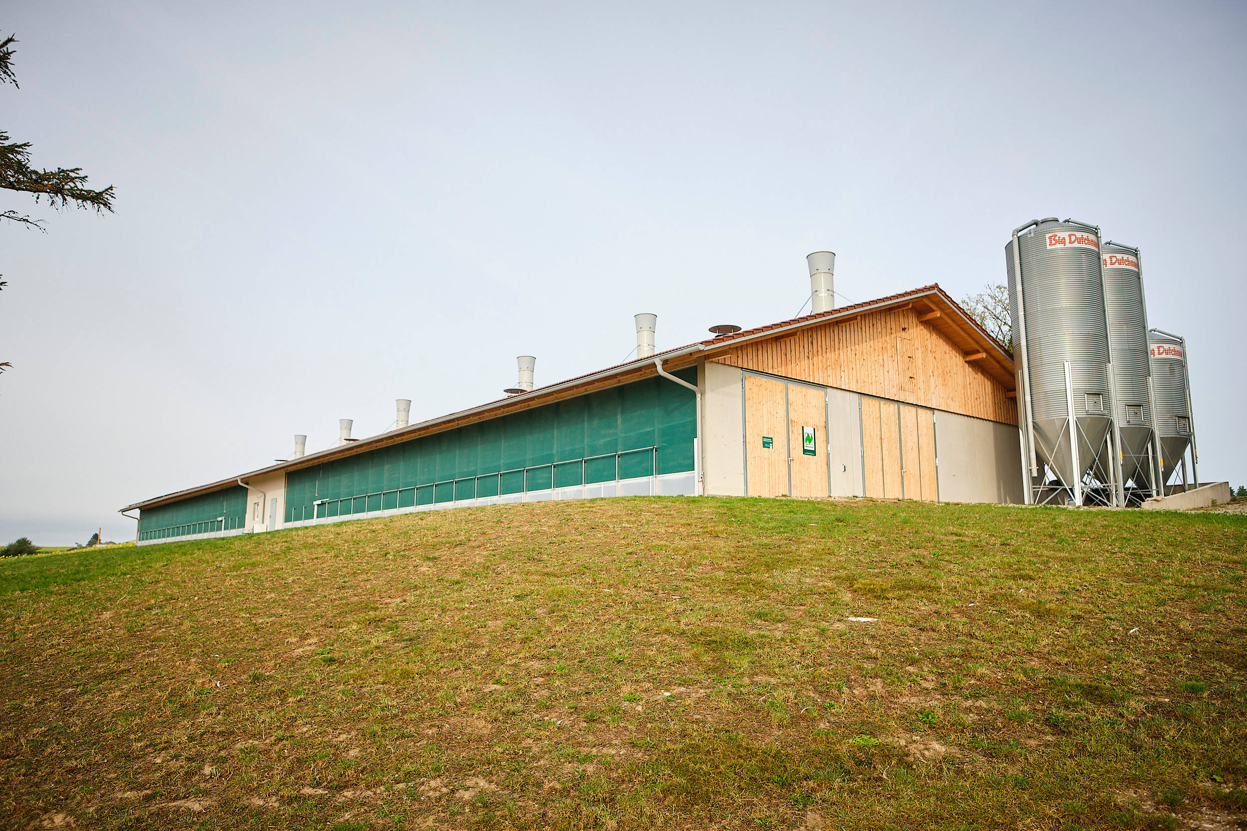 Der Hühnerstall des Naturland-Hofs Ranhör von außen.
