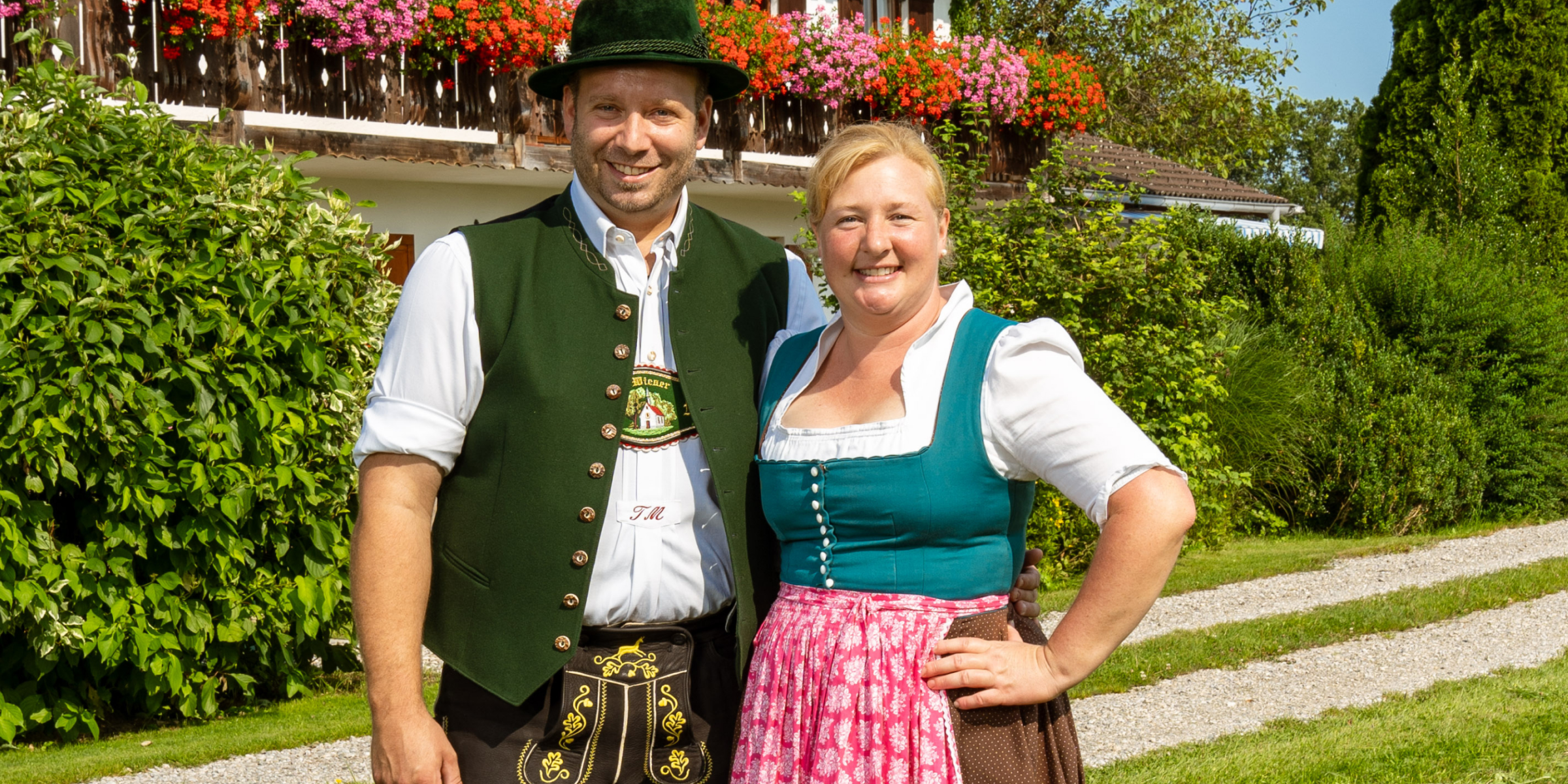 Herr und Frau Müller in traditioneller Tracht.