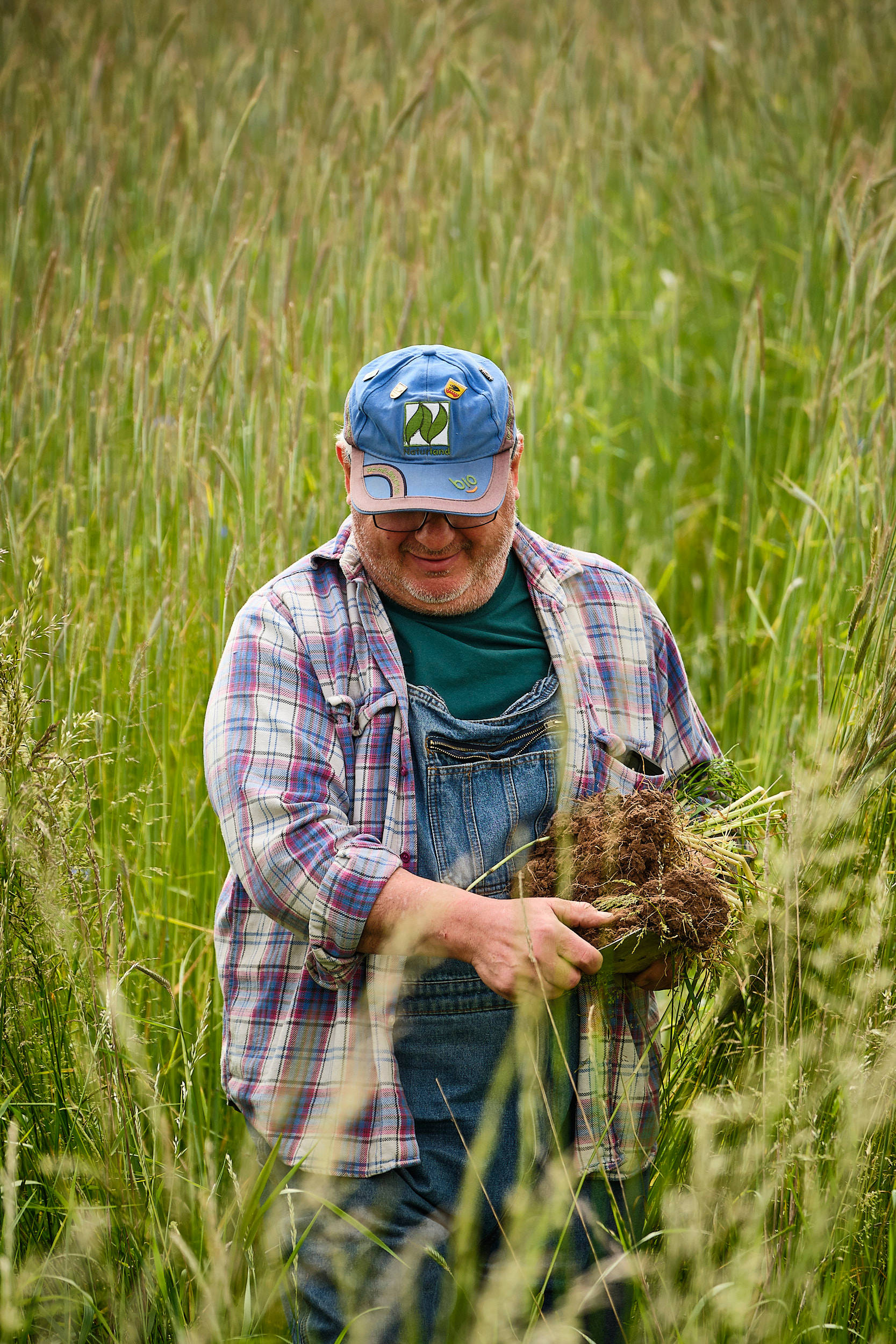 Naturland-Landwirt Klaus Schineller in seinem Feld.