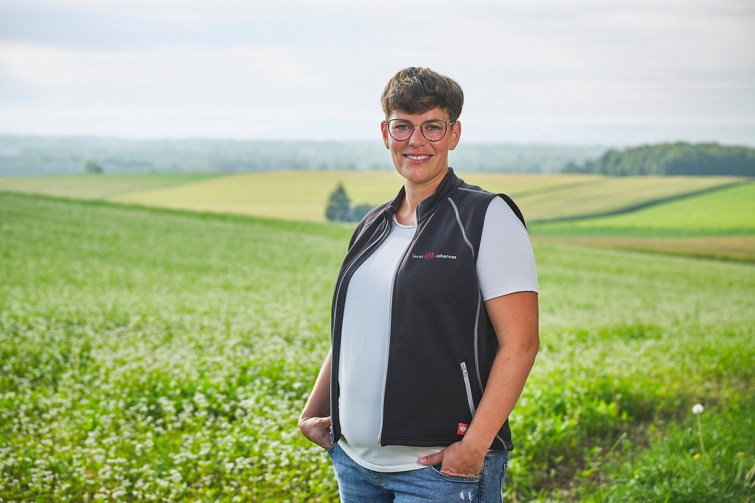 Naturland-Landwirtin Gaudera vor einem Feld.