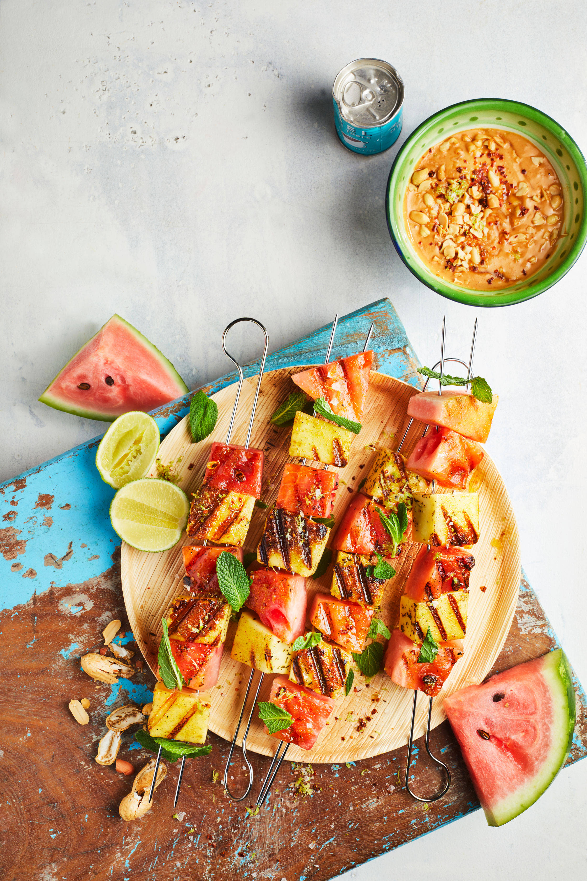 Gegrillte Wassermelonen-Ananas-Spieße mit Erdnusssauce und Limette.