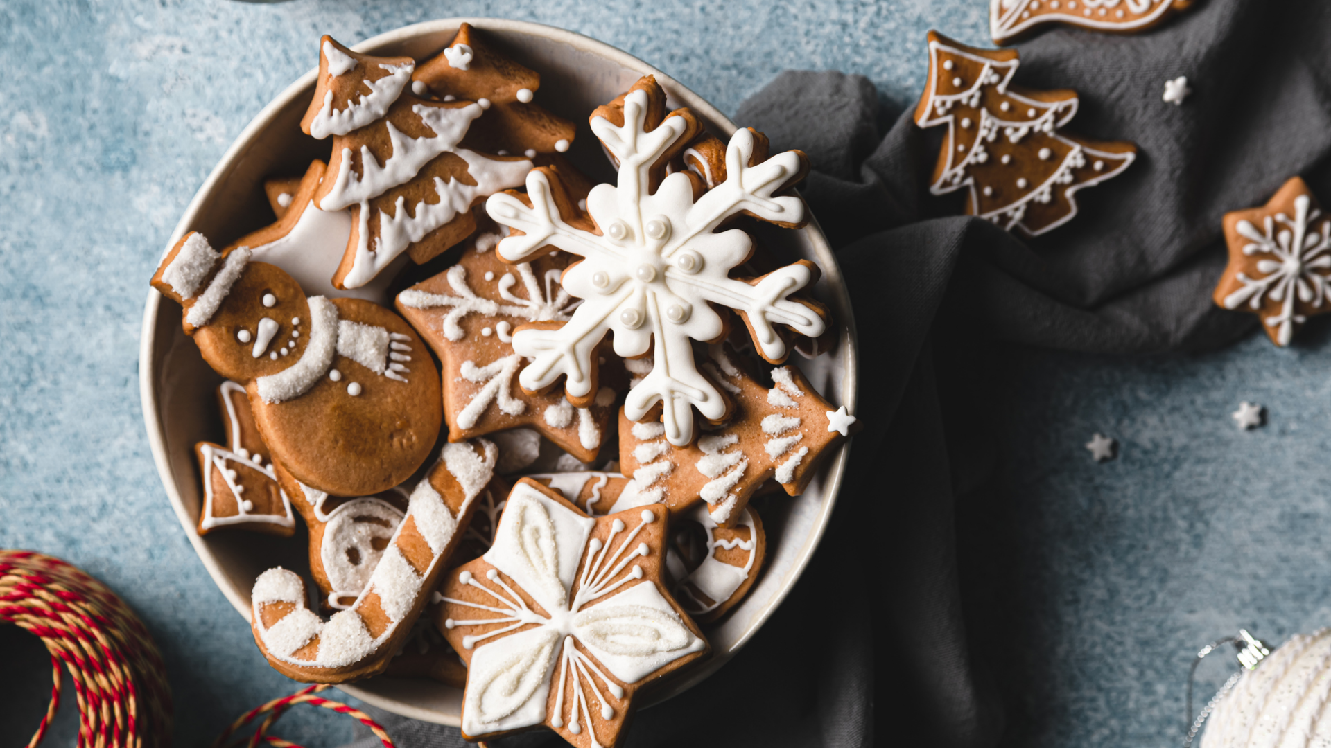 Lebkuchen in einer Schüssel, dekoriert mit Zuckerguss.
