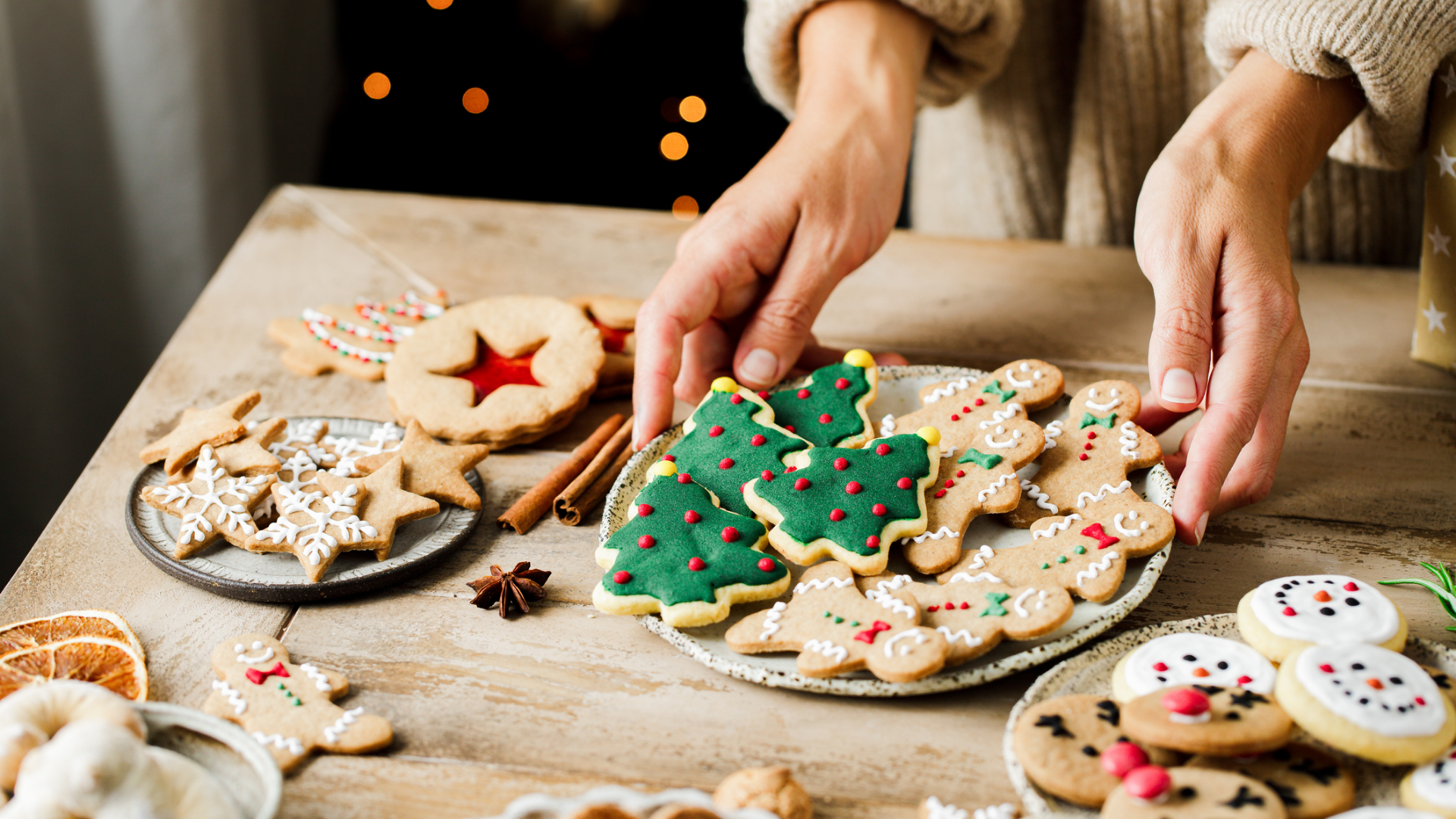 Weihnachtsplätzchen, Bäckerhände, auf rustikalem Tisch, festliche Dekoration.