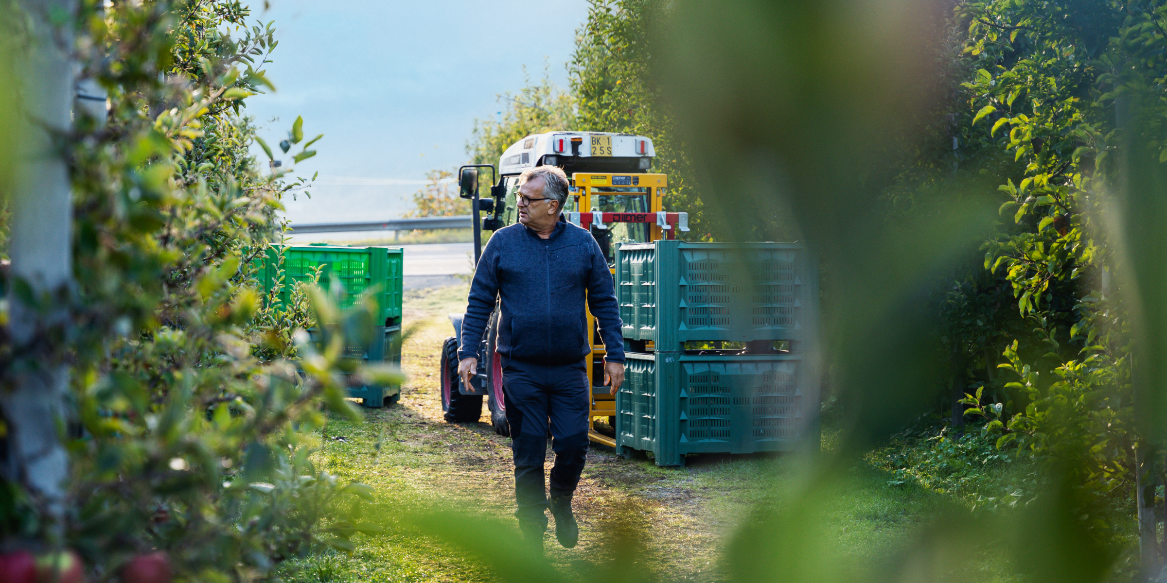 Bio-Landwirt Paul Wellenzohn auf dem Weg zur Apfelernte