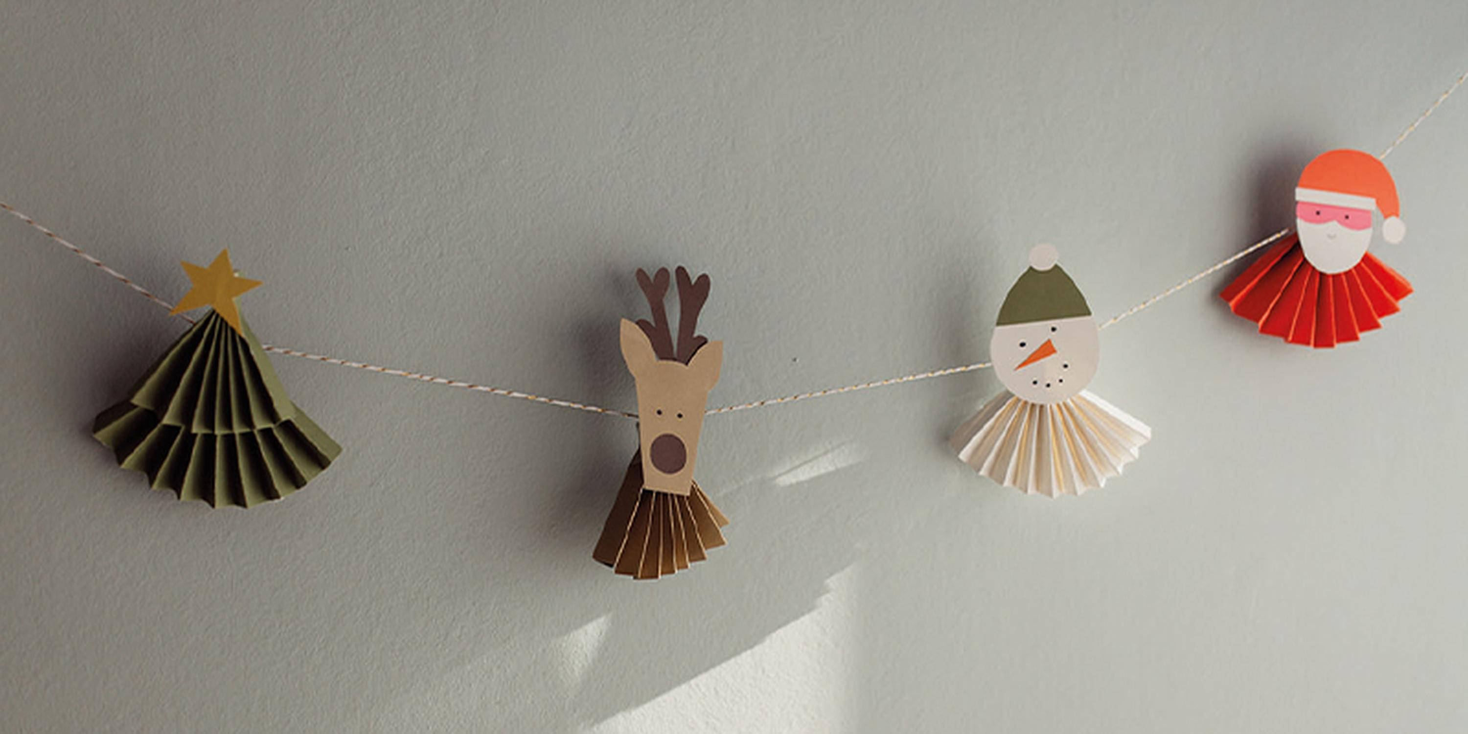 Weihnachtliche Girlande mit Christbaum, Rudolf, einem Schnee- und Weihnachtsmann