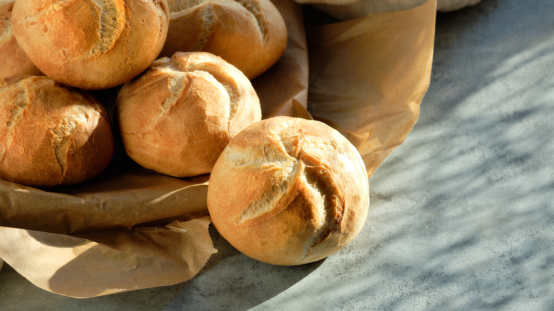 Frische Brötchen in einer braunen Papiertüte.
