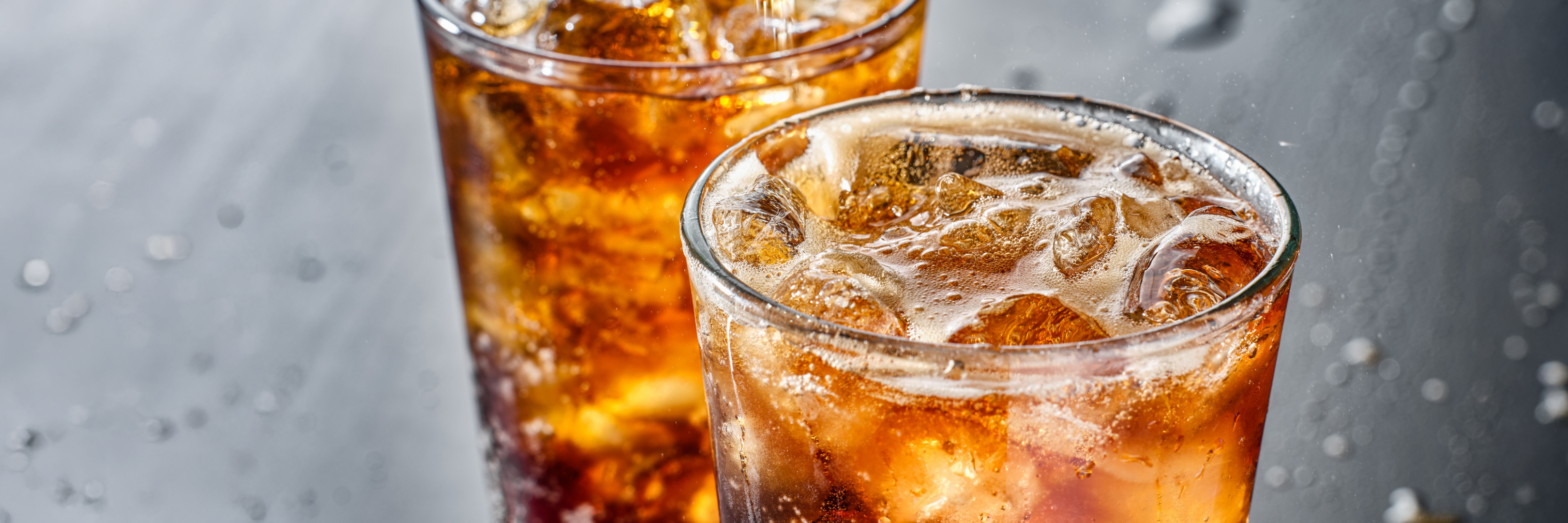 Glas Cola mit Eis, Nahaufnahme.