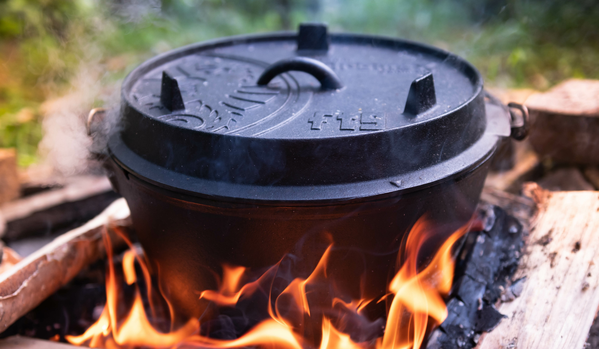 Dutch Oven auf Feuerstelle am Lagerfeuer.