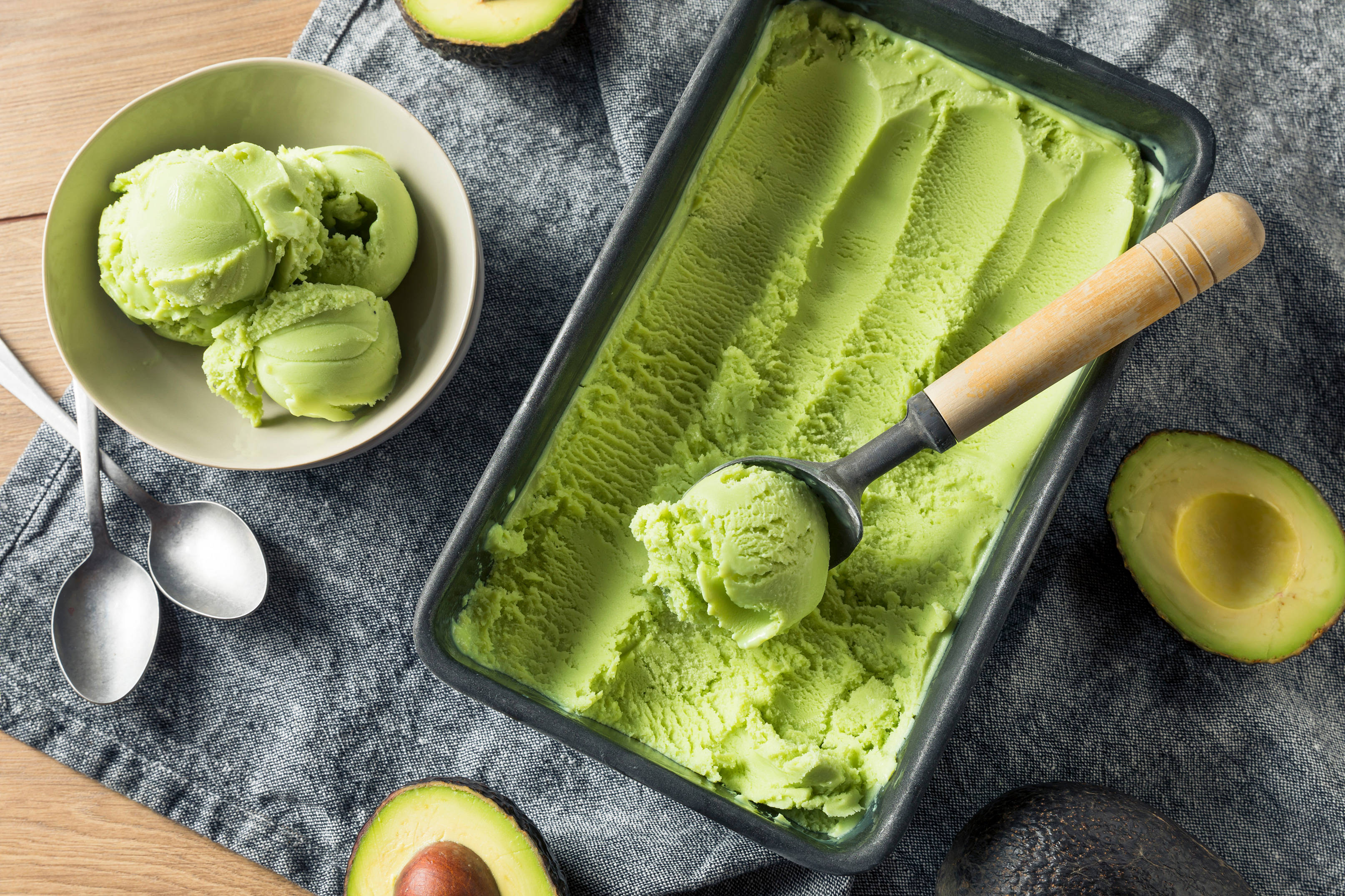 Grünes Avocado-Eis in Schale und Form.