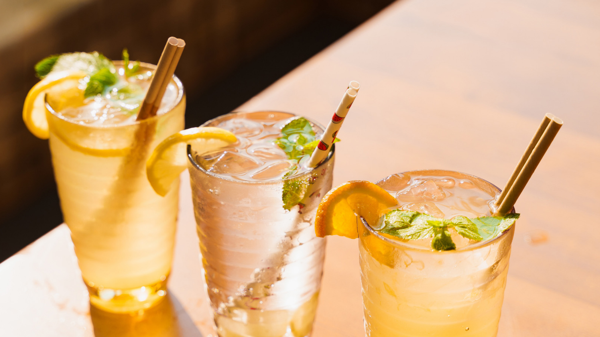 Drei Gläser Eistee mit Zitrone und Minze.