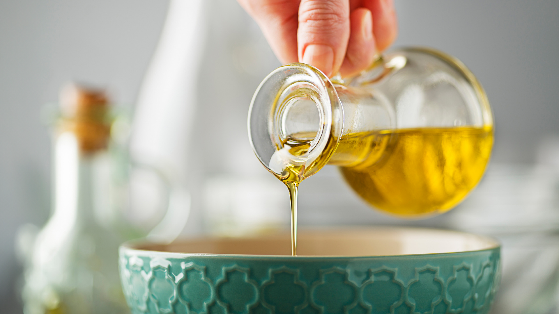 Essig aus Glasflasche in Schale gegossen.
