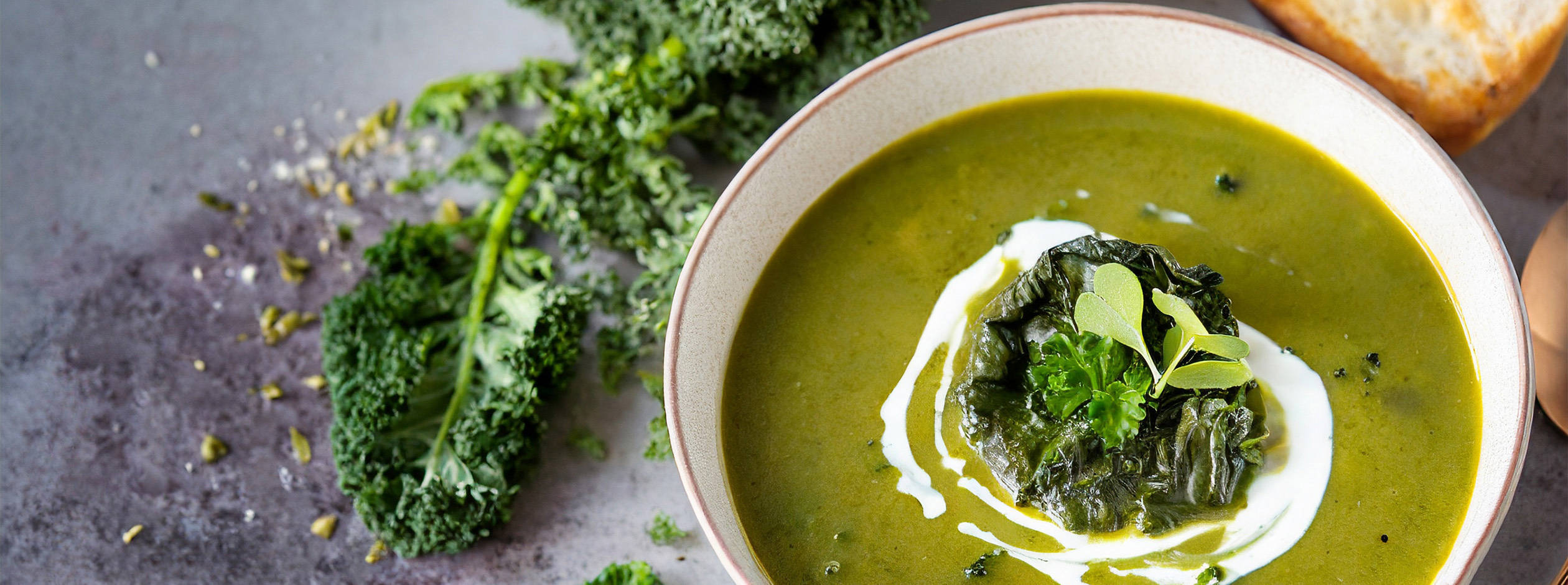 Grüne Grünkohlsuppe mit Sahne und frischen Kräutern.