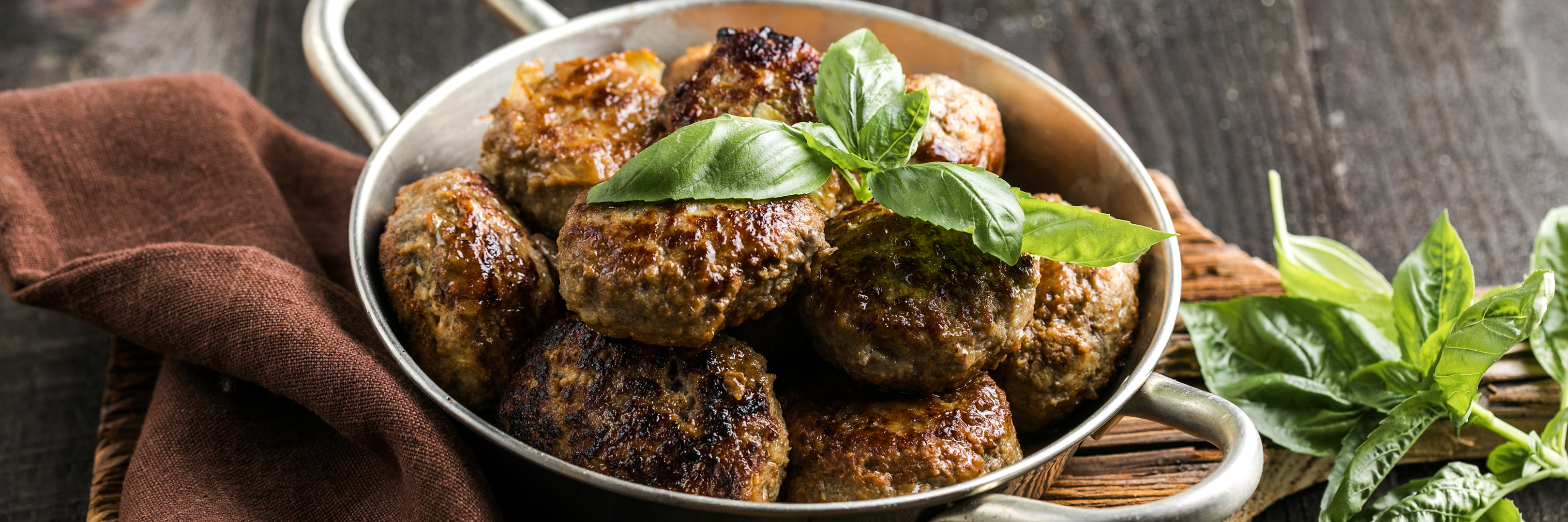 Rohes Hackfleisch auf grauem Untergrund.