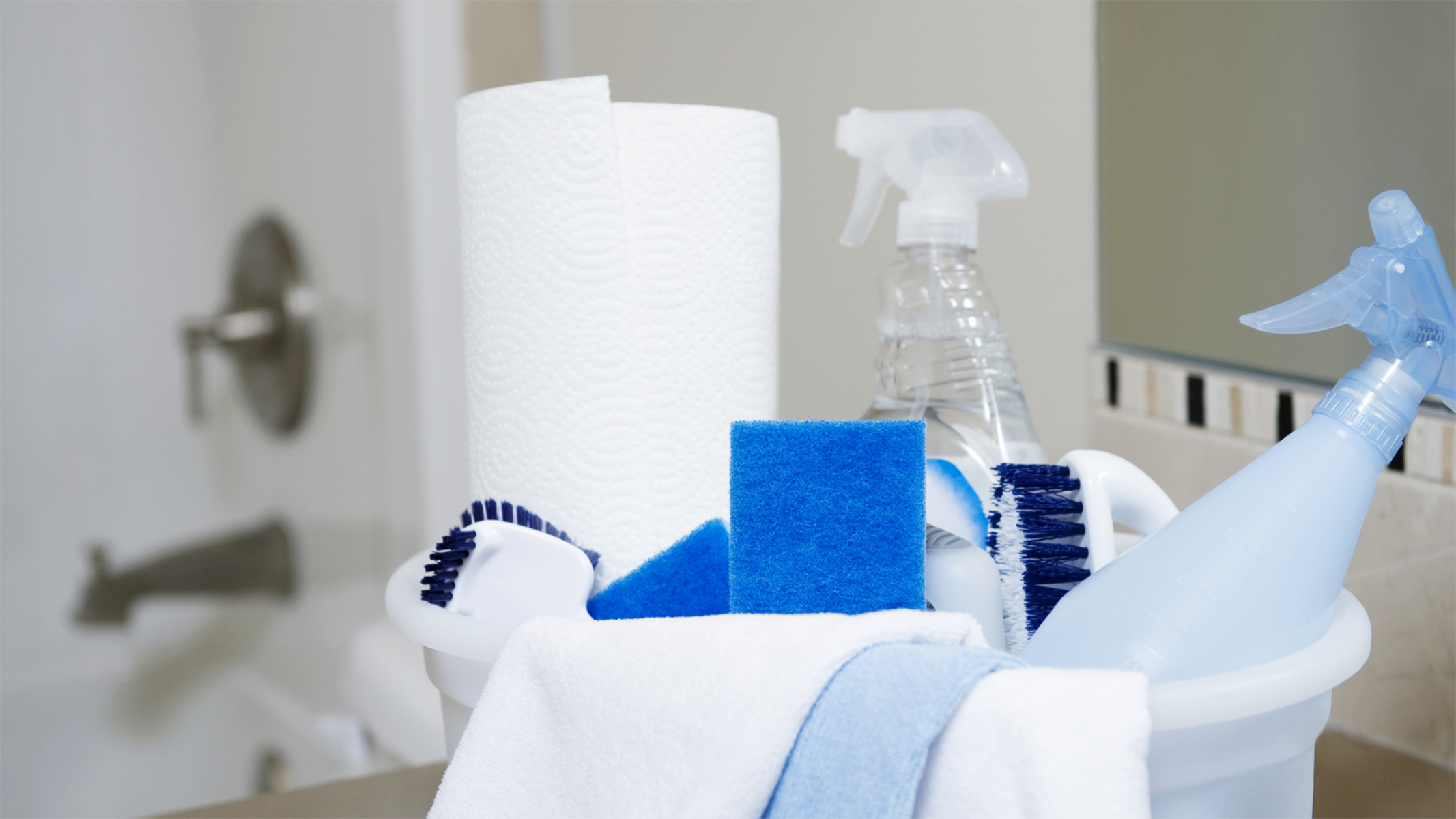 Eimer mit Putzmitteln im Badezimmer.