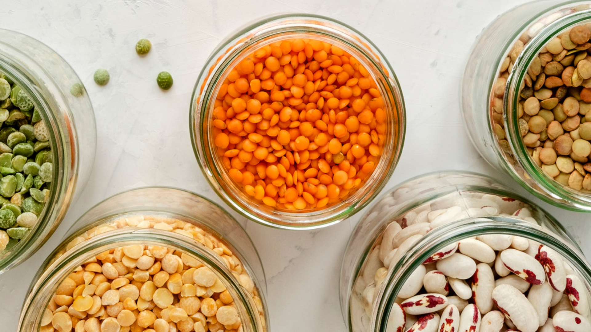 Verschiedene Hülsenfrüchte in Gläsern.