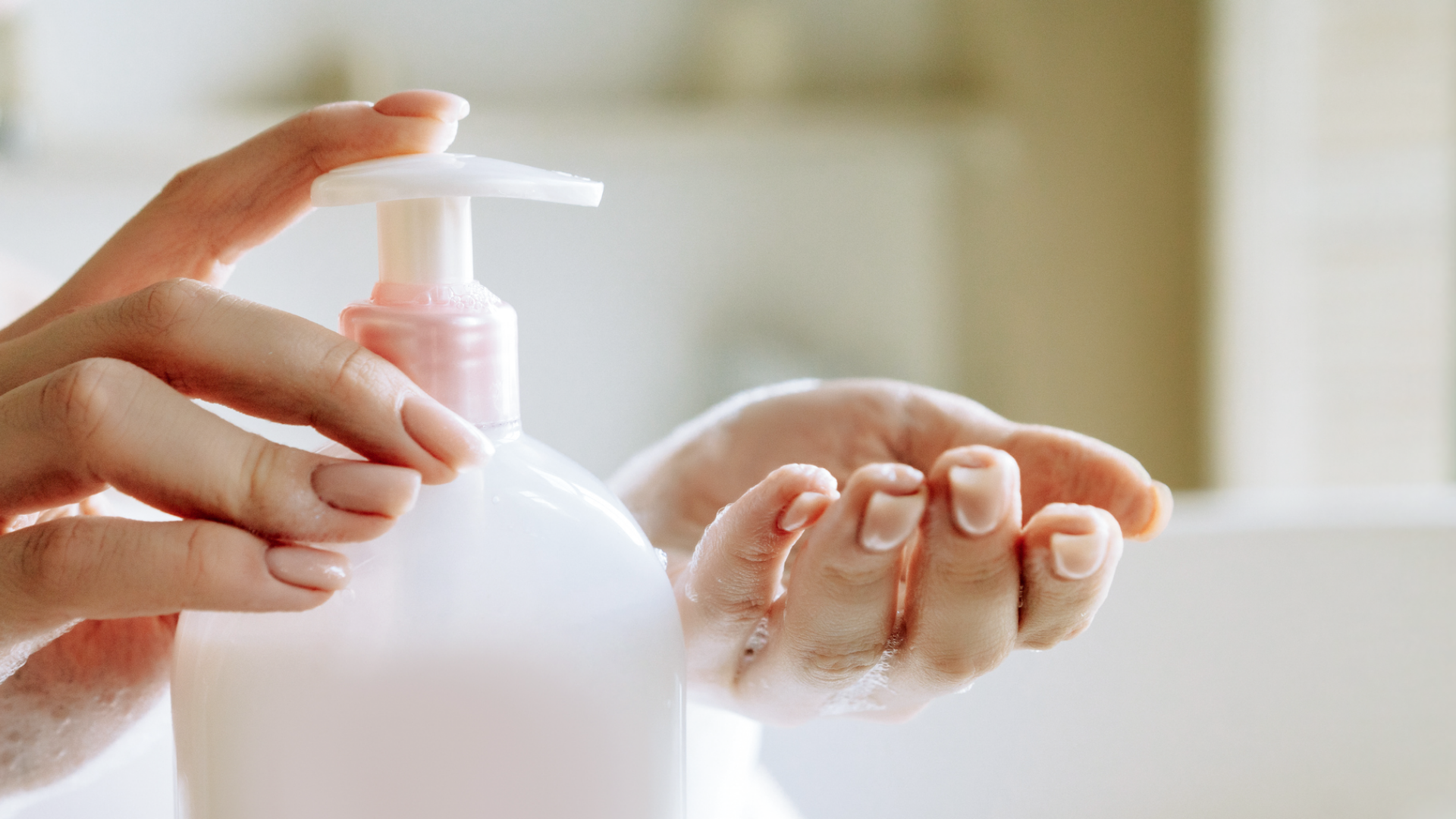 Händewaschen mit Seife aus Spenderflasche.