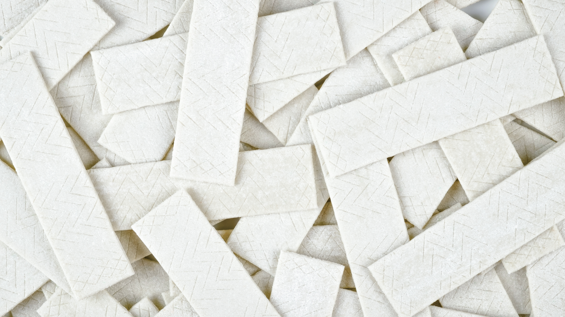 Haufen weißes Kaugummi mit Rillenmuster.