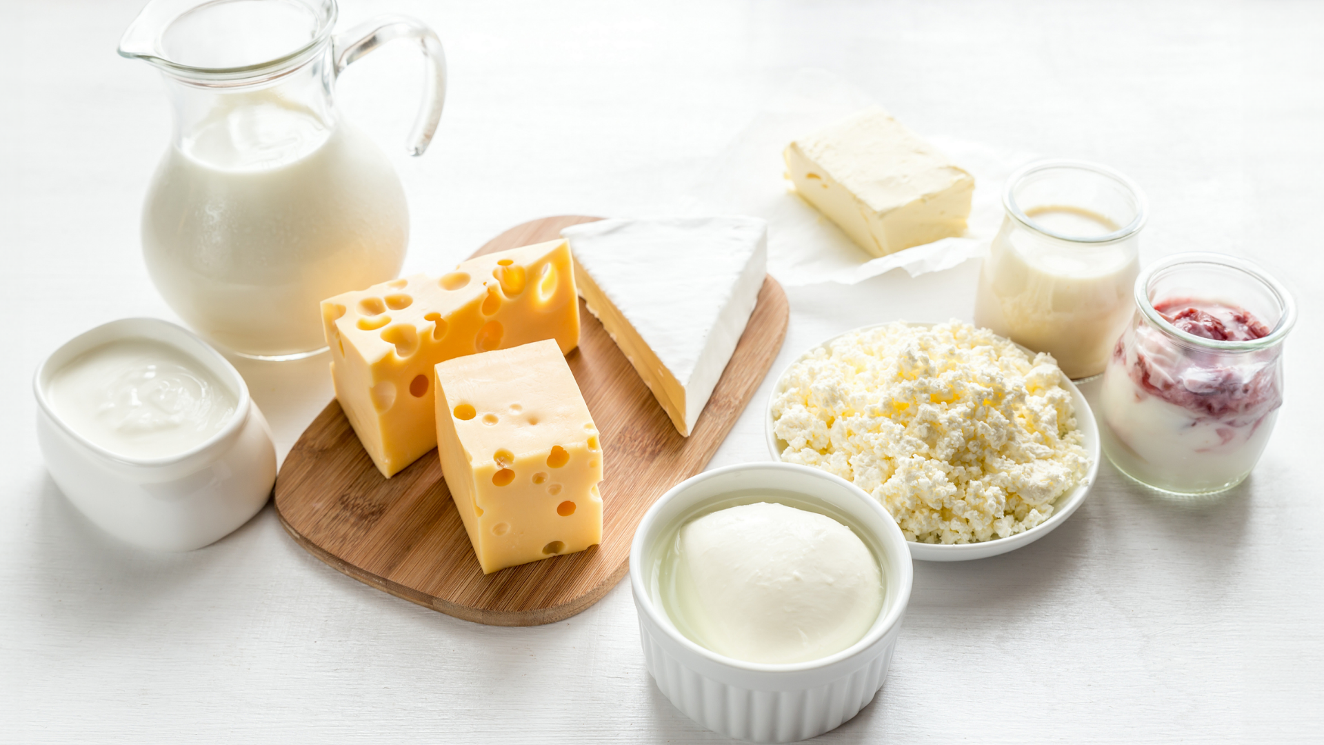 Vielfältige Milchprodukte: Milch, Käse, Joghurt, Quark und Butter.