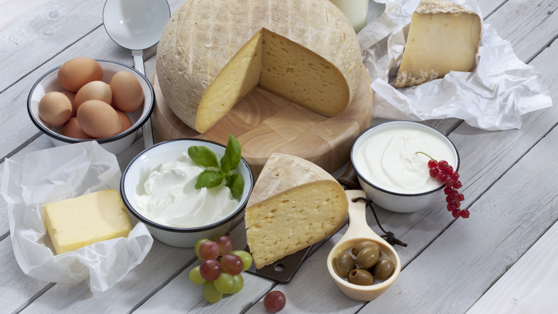 Brot, Butterwürfel und mit Dill garniertes Butterbrot.