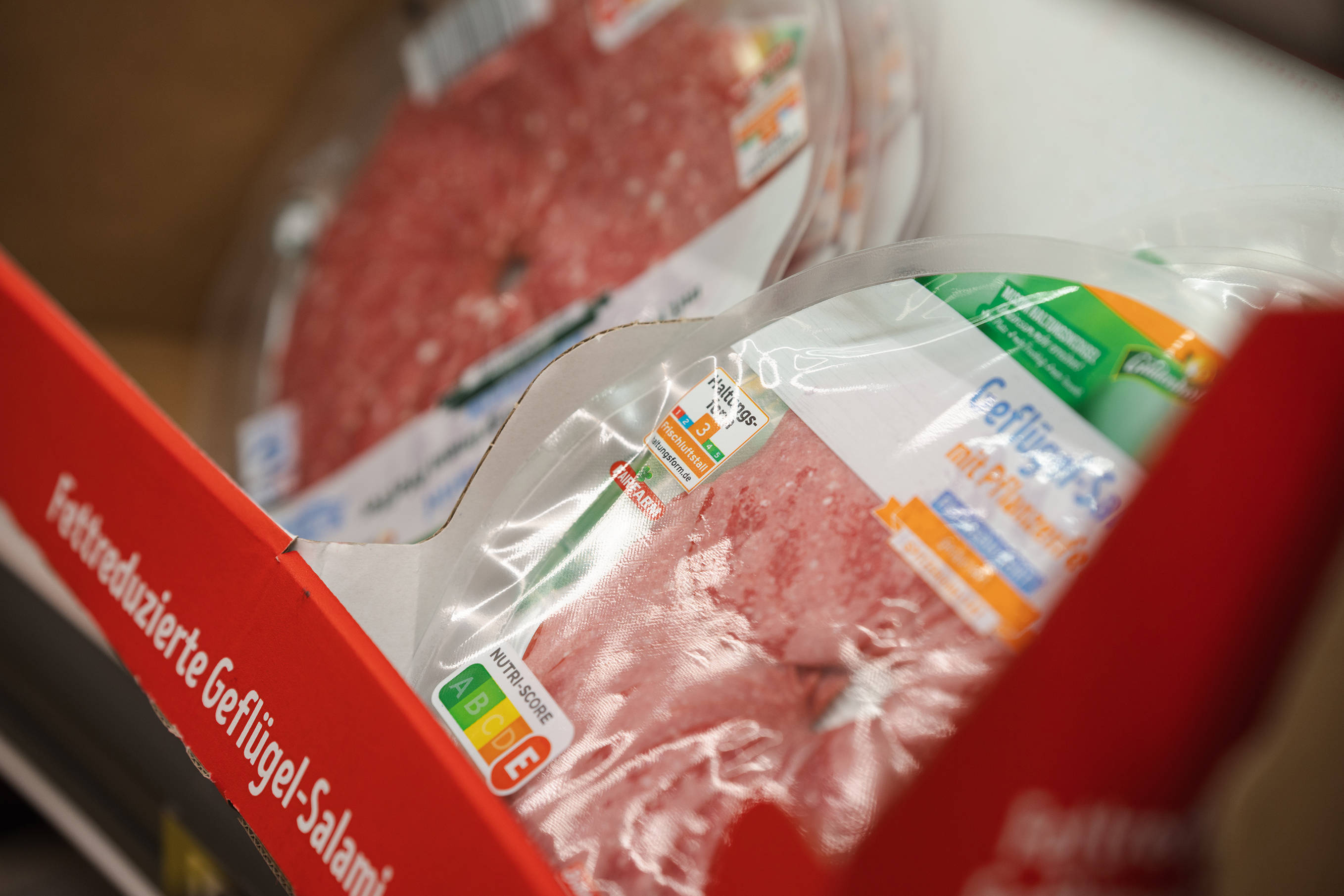 Nahaufnahme von verpackten Wurst Produkten in einer ALDI SÜD Filiale.