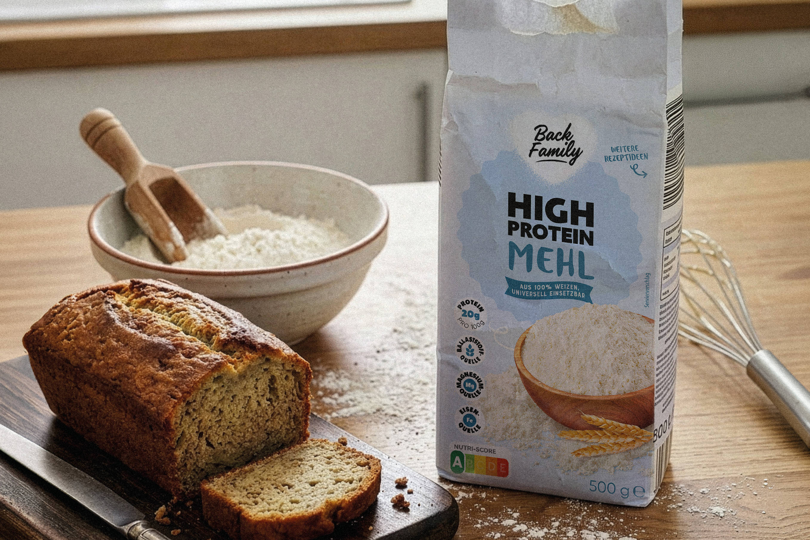 Verpackung eines High-Protein-Mehls neben einem frisch gebackenen Kuchen auf einem Küchentisch.